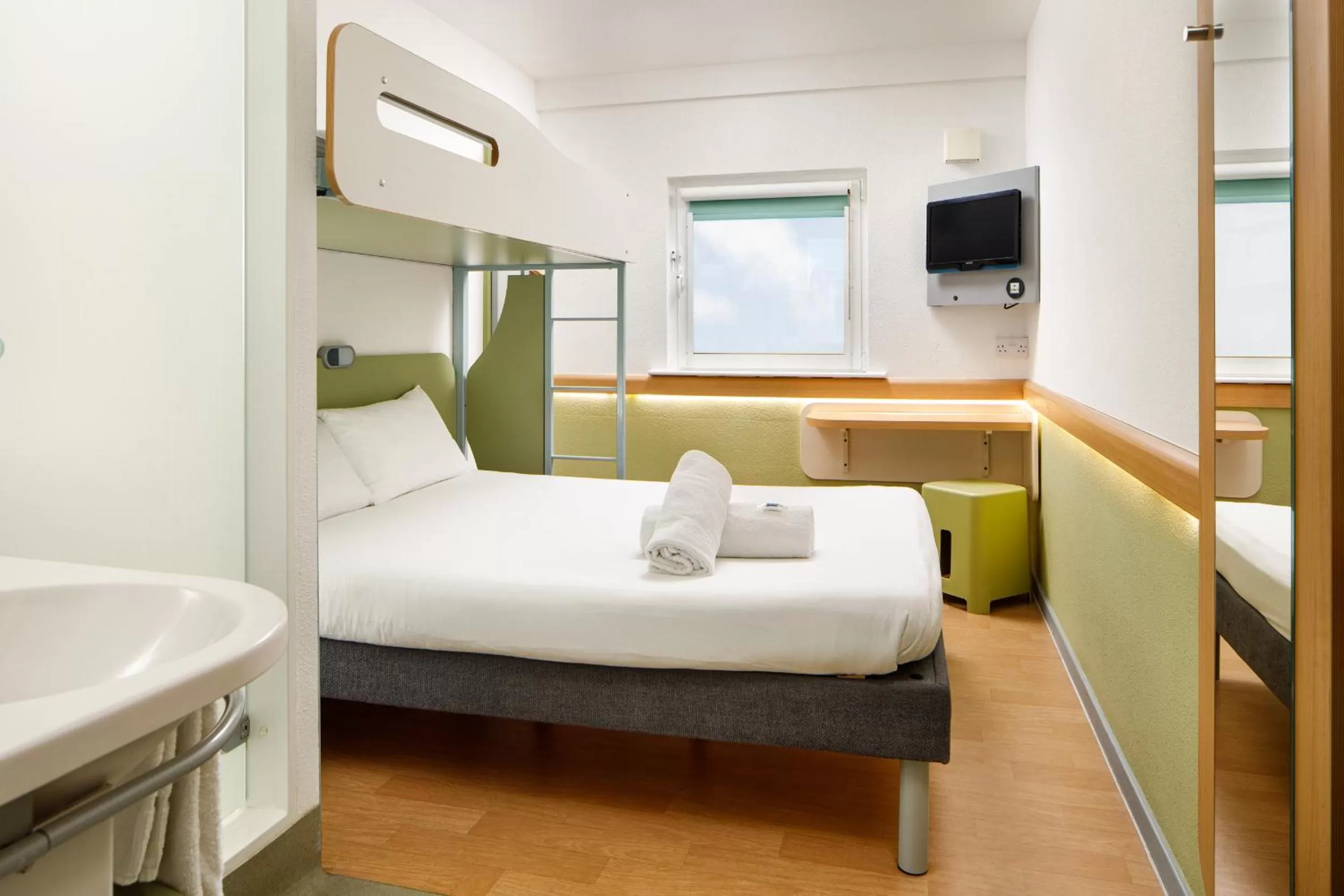 Bed, Bathroom in ibis budget Cardiff Centre