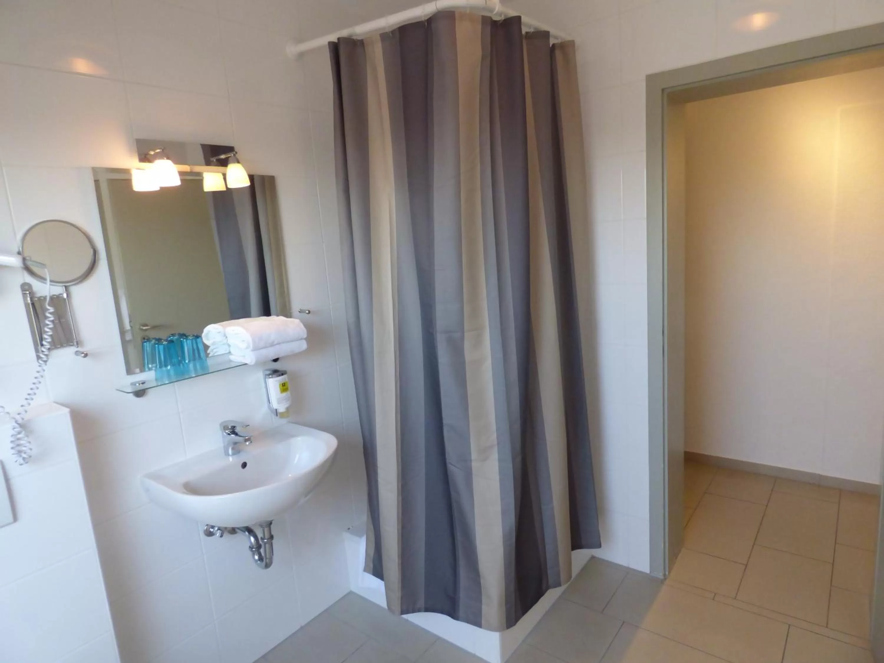 Shower in Hotel Art Inn Dinslaken