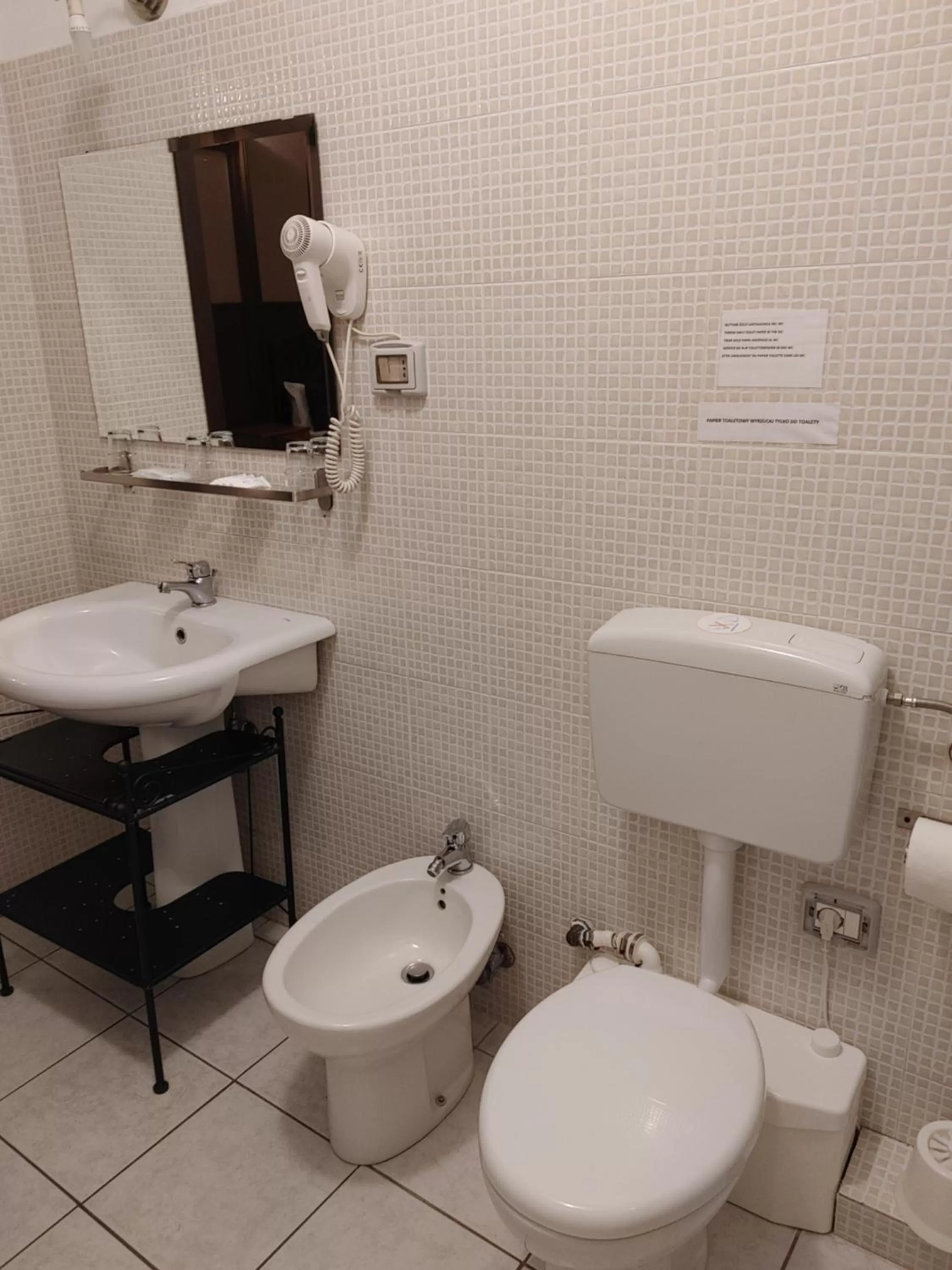 Toilet in Hotel Biscari