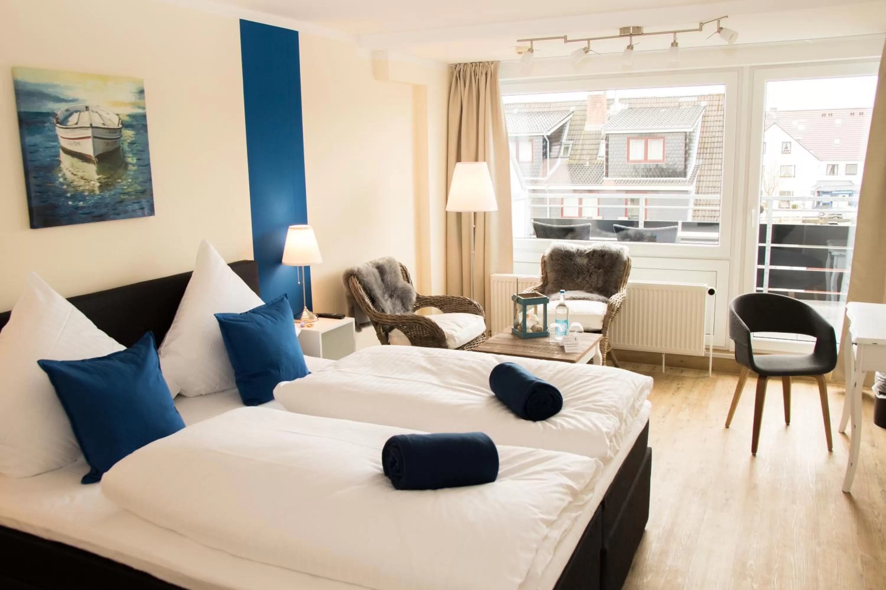 Photo of the whole room, Bed in Das Frühstückshotel Büsum