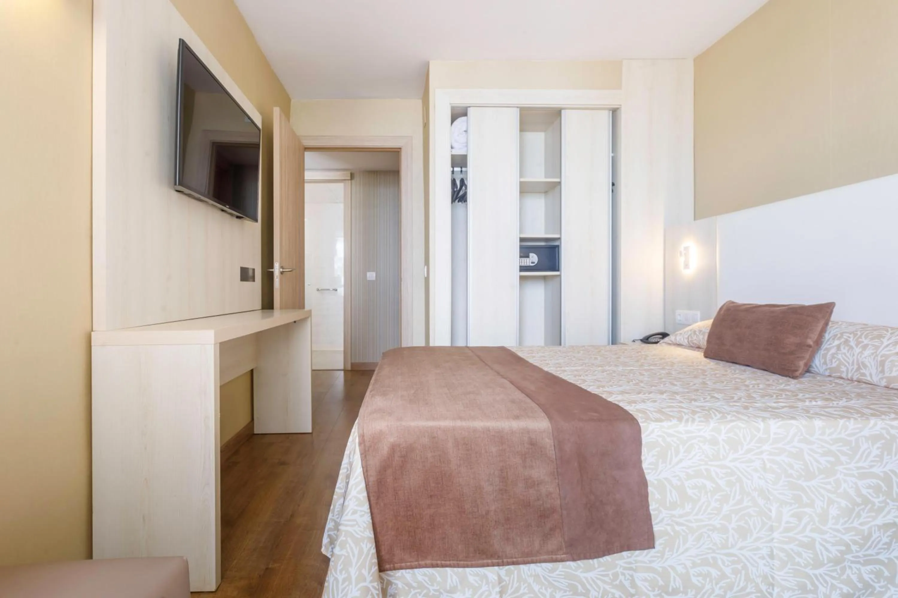 Photo of the whole room, Bed in Hotel Best Maritim