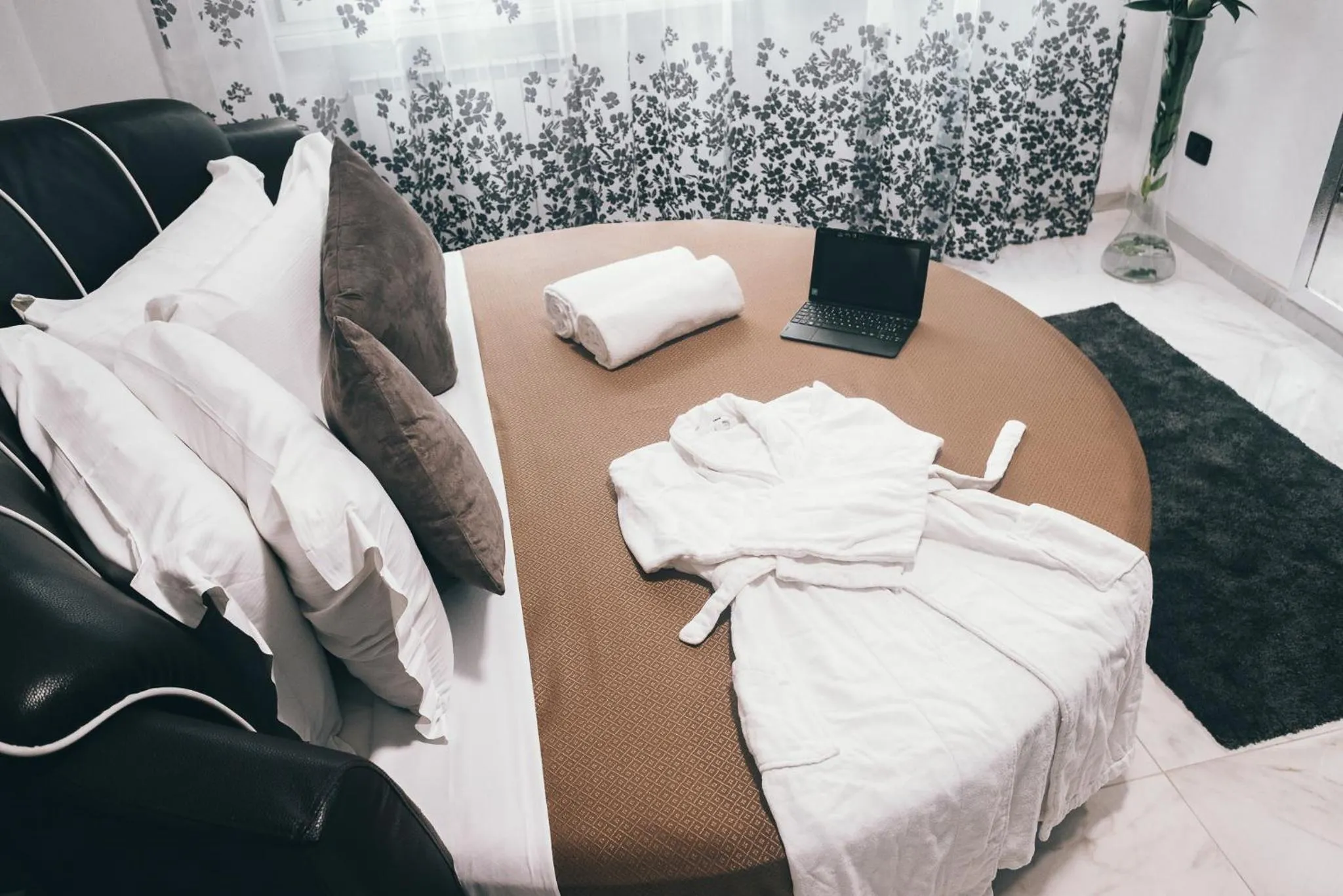 Photo of the whole room, Bed in Gregorio VII Luxury Suites San Damaso