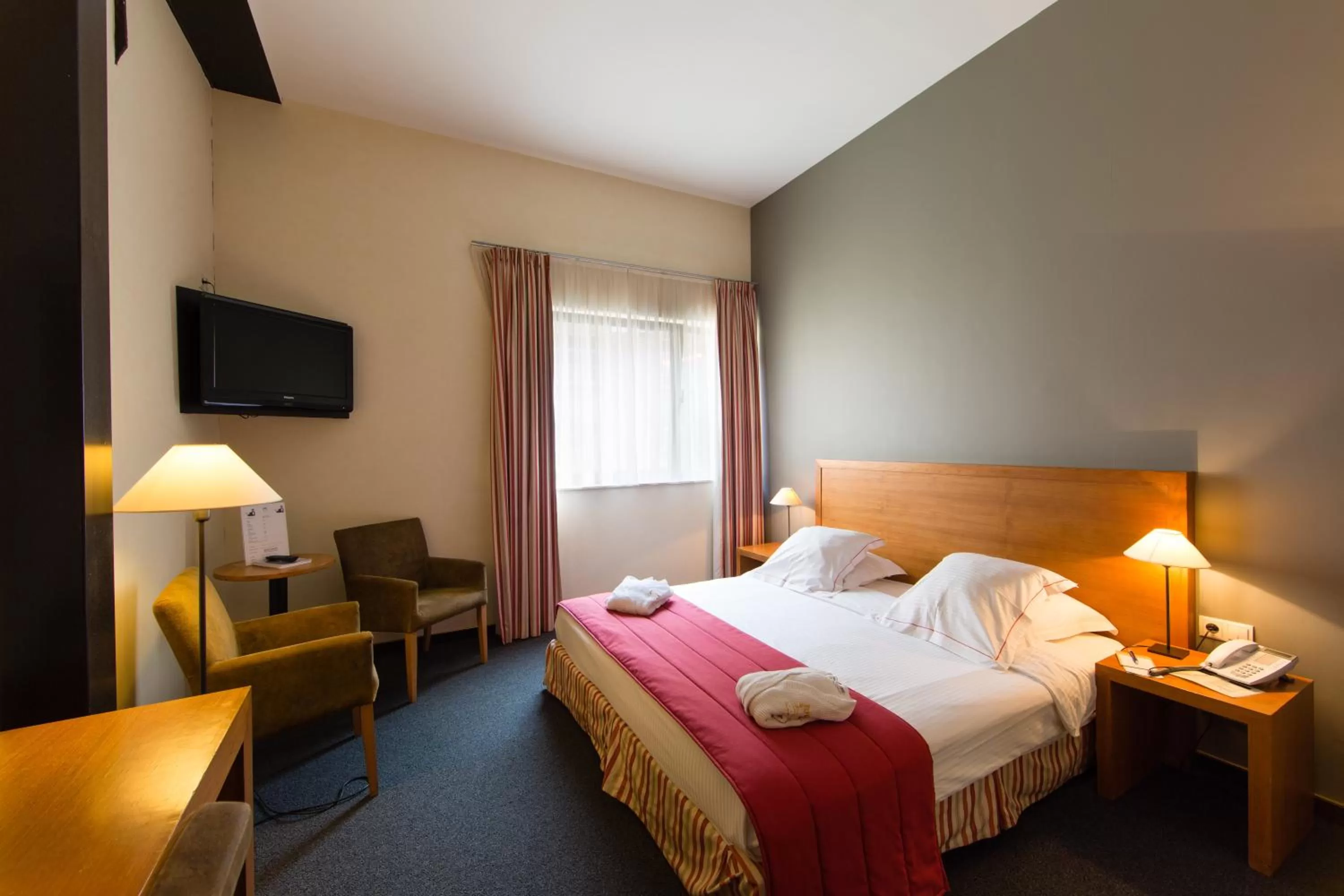 Photo of the whole room, Bed in Ghent River Hotel