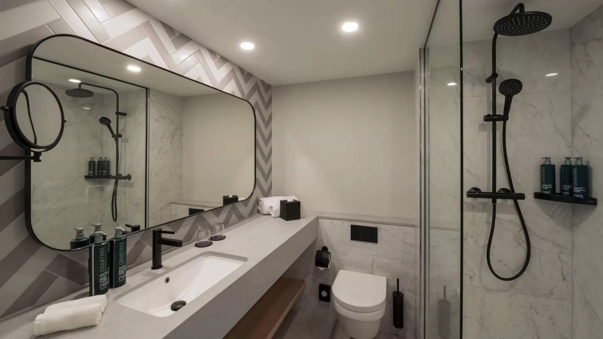 Shower in DoubleTree by Hilton Berlin Ku'damm