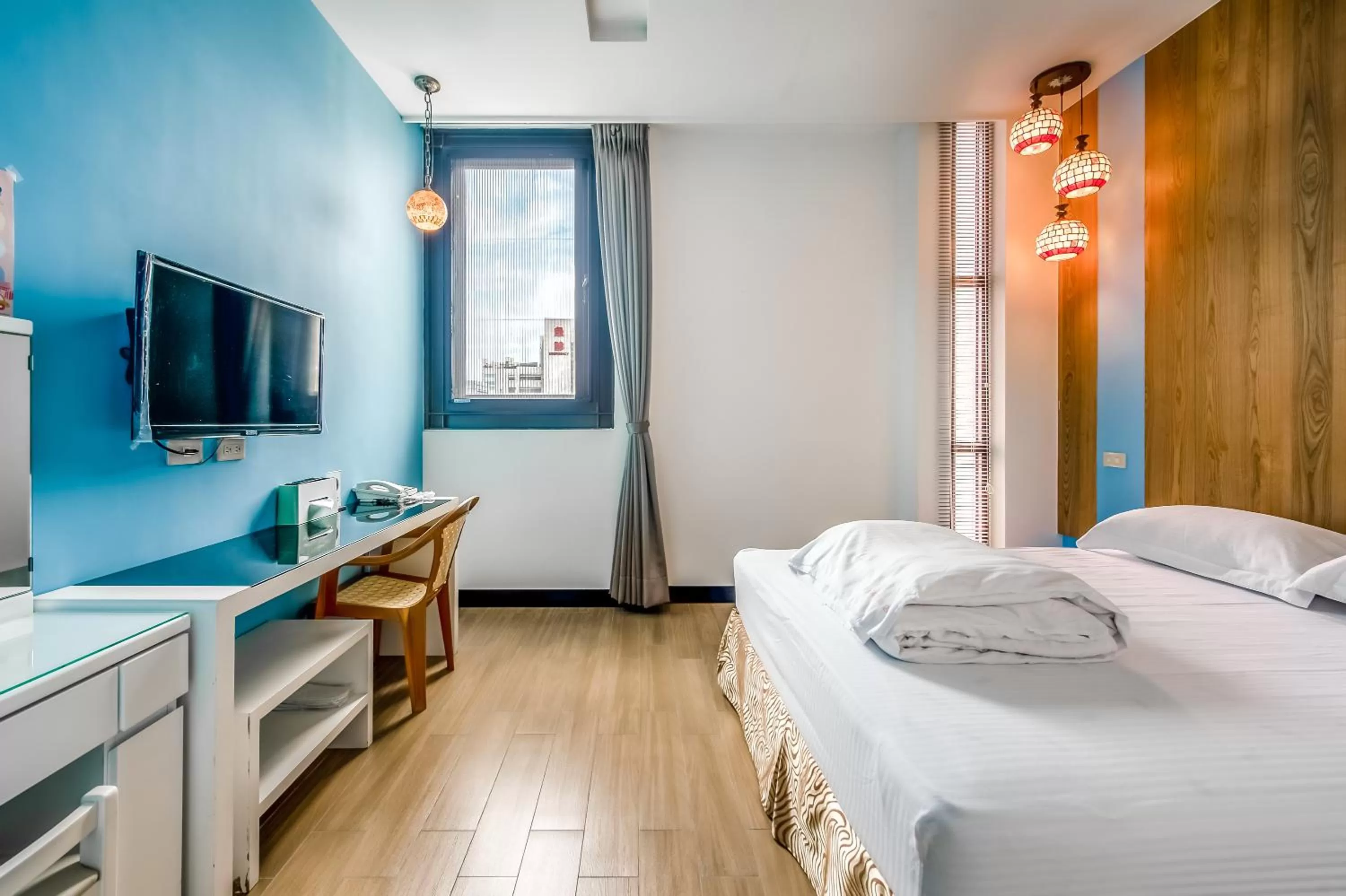 Photo of the whole room, Bed in lightness Station Inn