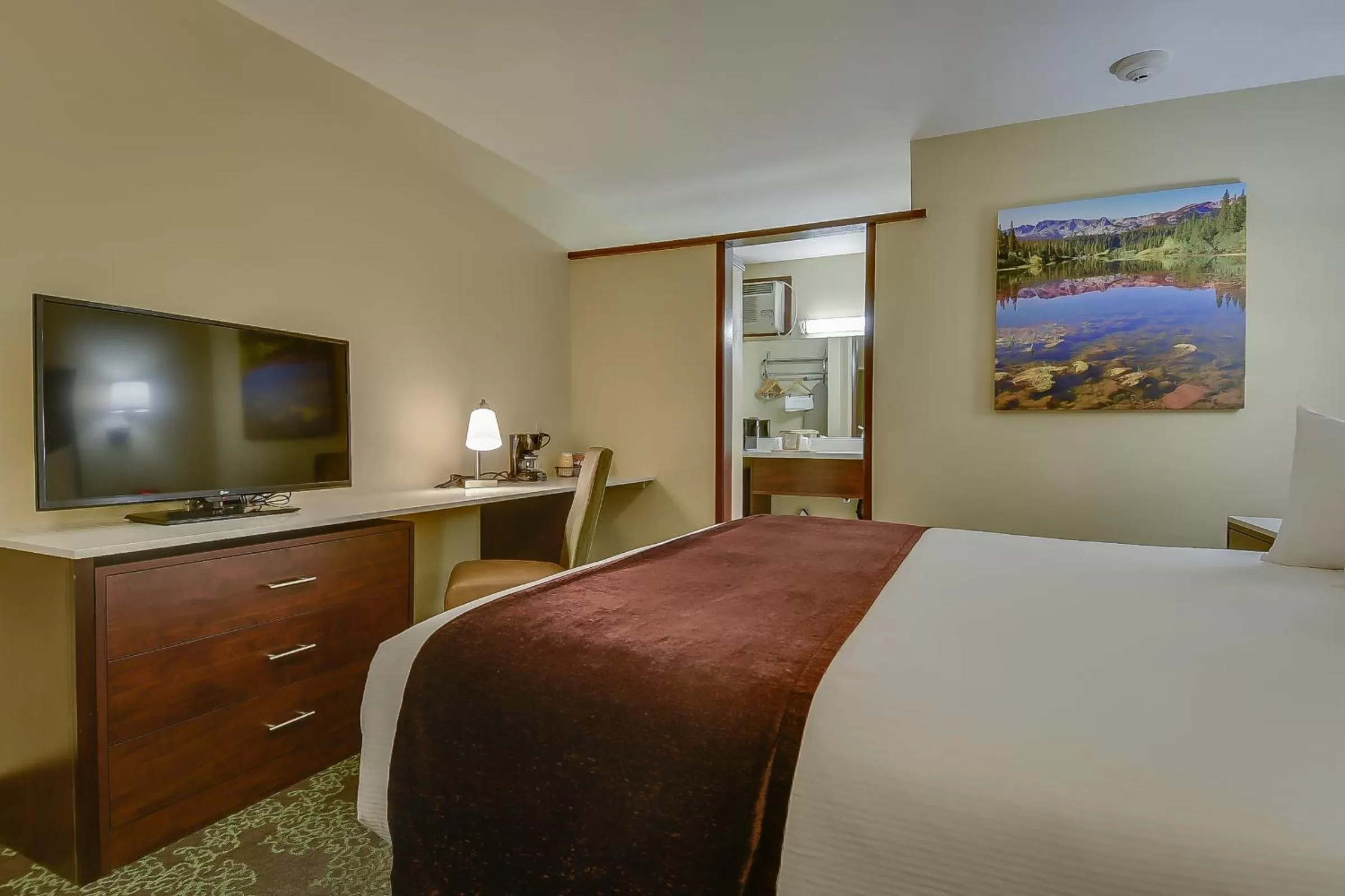 Photo of the whole room, Bed in Vagabond Inn Bishop