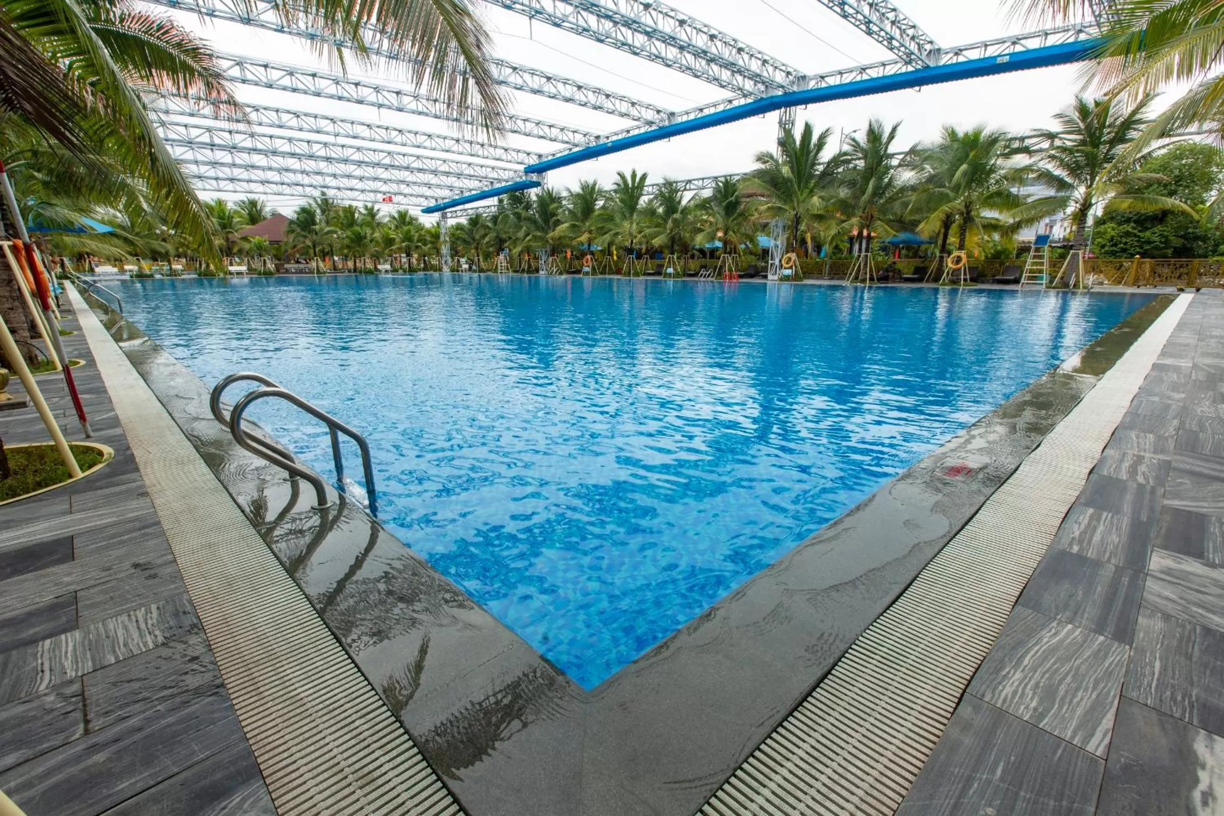 Swimming pool in Hoang Hung Hotel