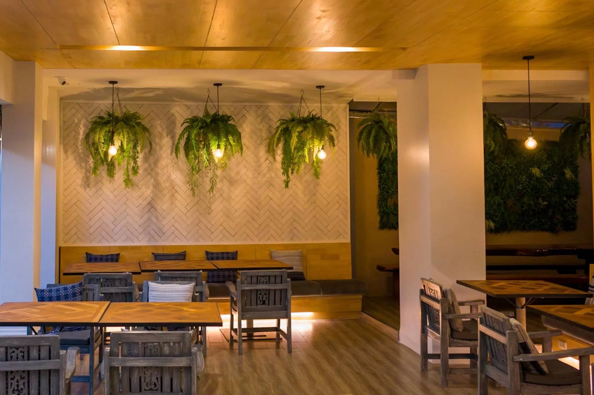 Restaurant/places to eat in Luck Thai Hotel