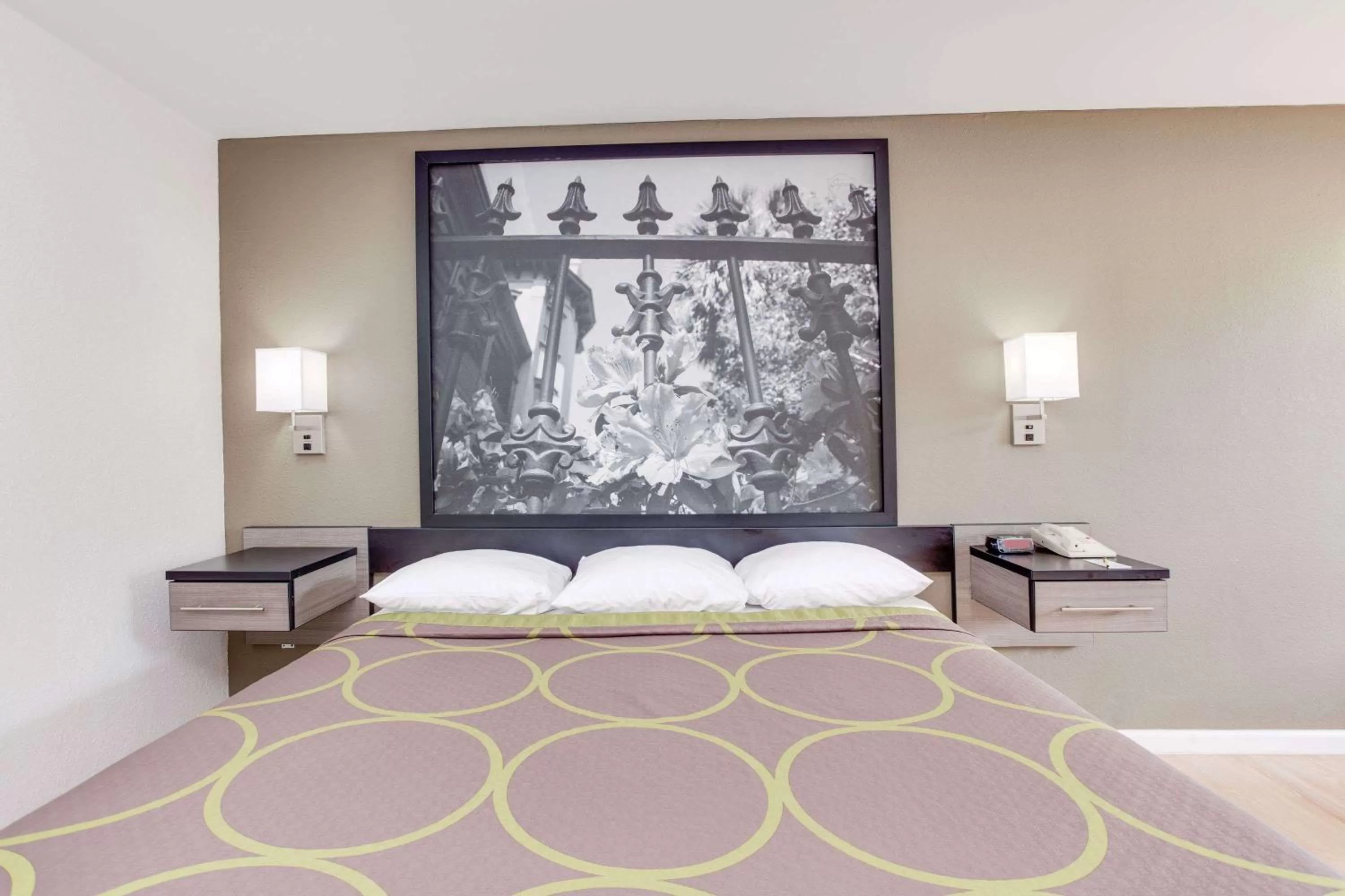 Photo of the whole room, Bed in Super 8 by Wyndham Dalton