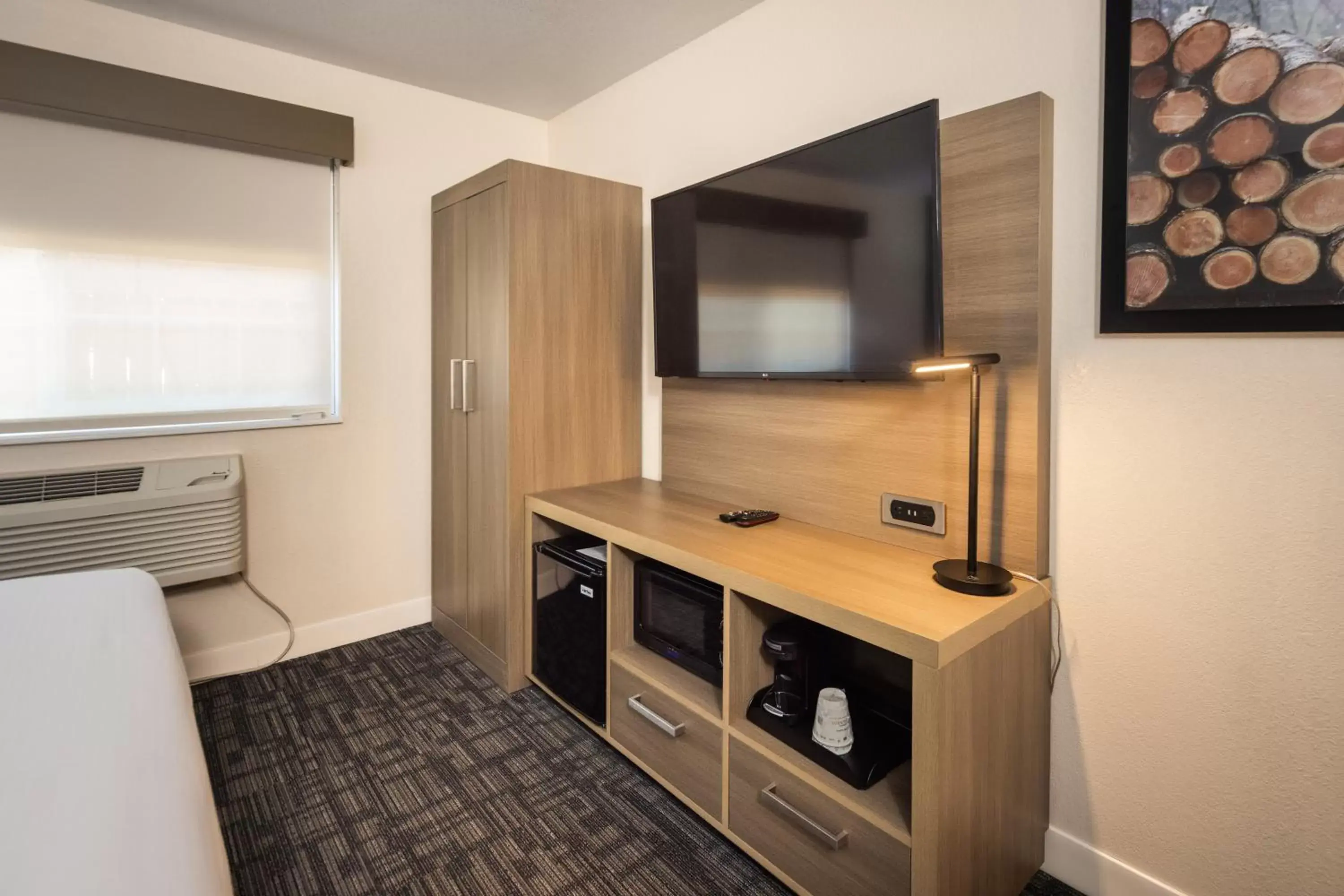 Queen Room with Bath Tub - Mobility Accessible in Comfort Inn Hayward - Oakland South Queen Room with Bath Tub - Mobility Accessible in Comfort Inn Hayward - Oakland South