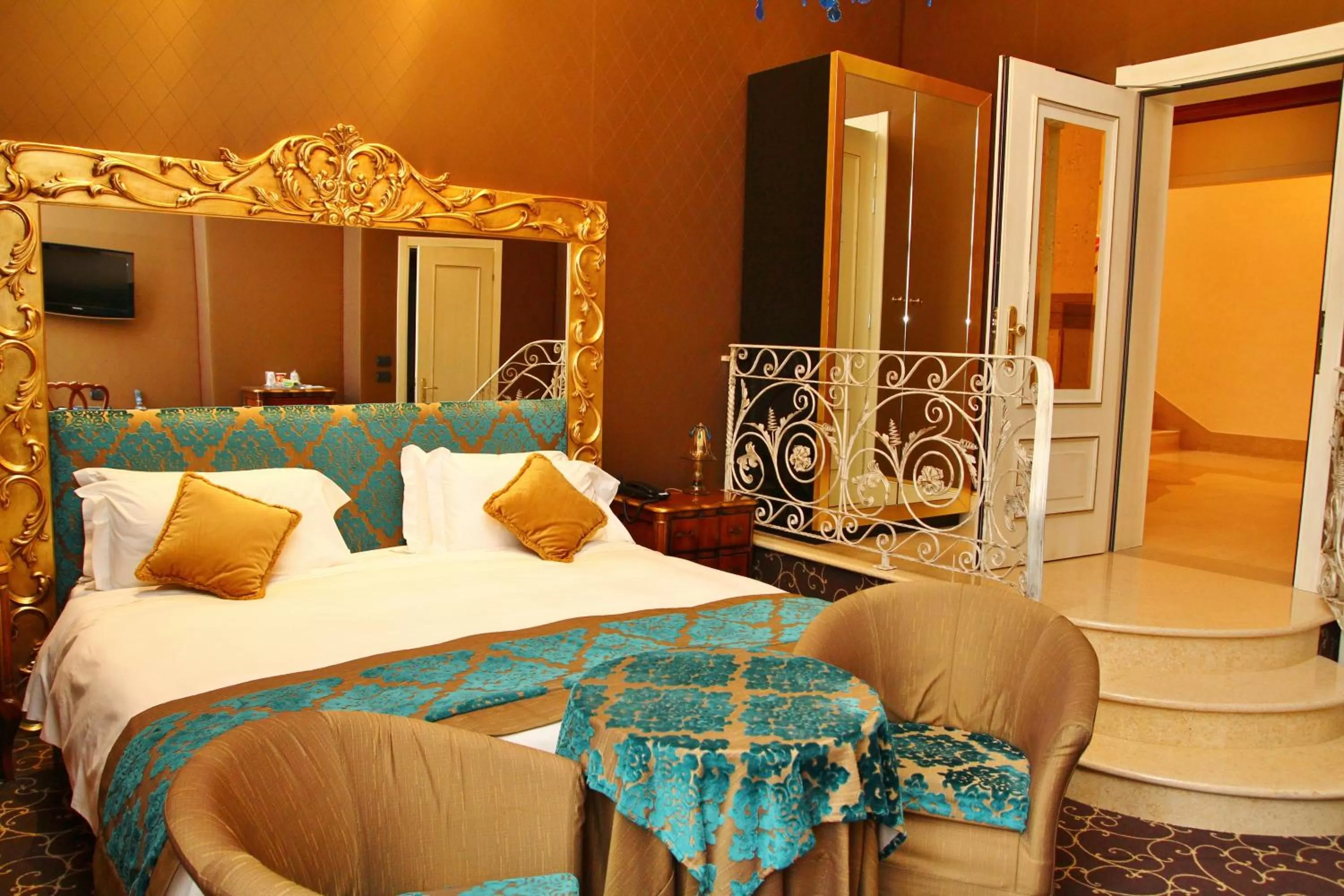 Photo of the whole room, Bed in Pesaro Palace