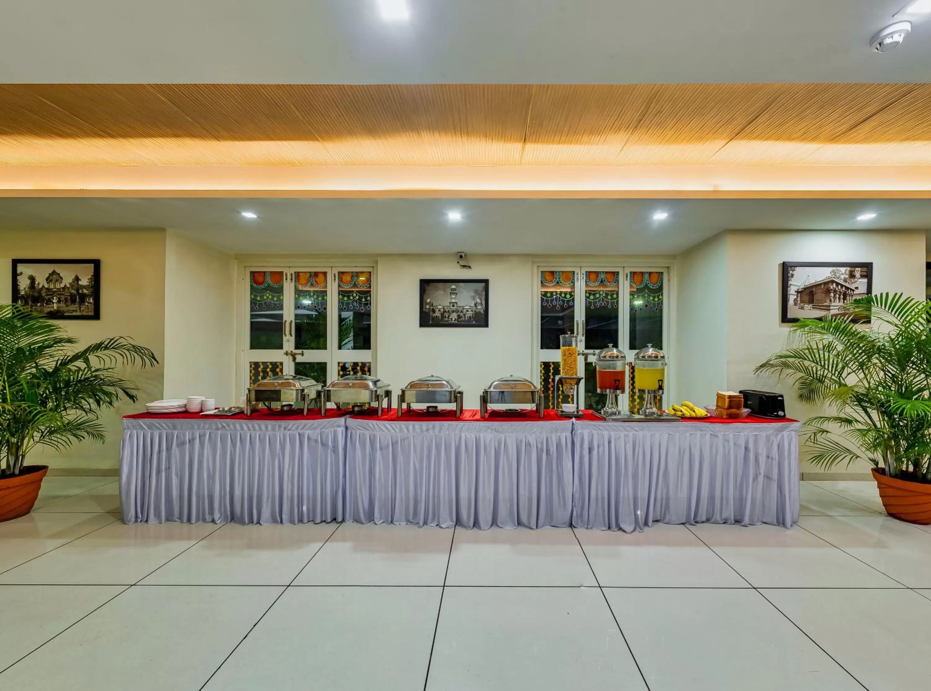 Restaurant/places to eat in Hotel Galaxy Inn Kolhapur