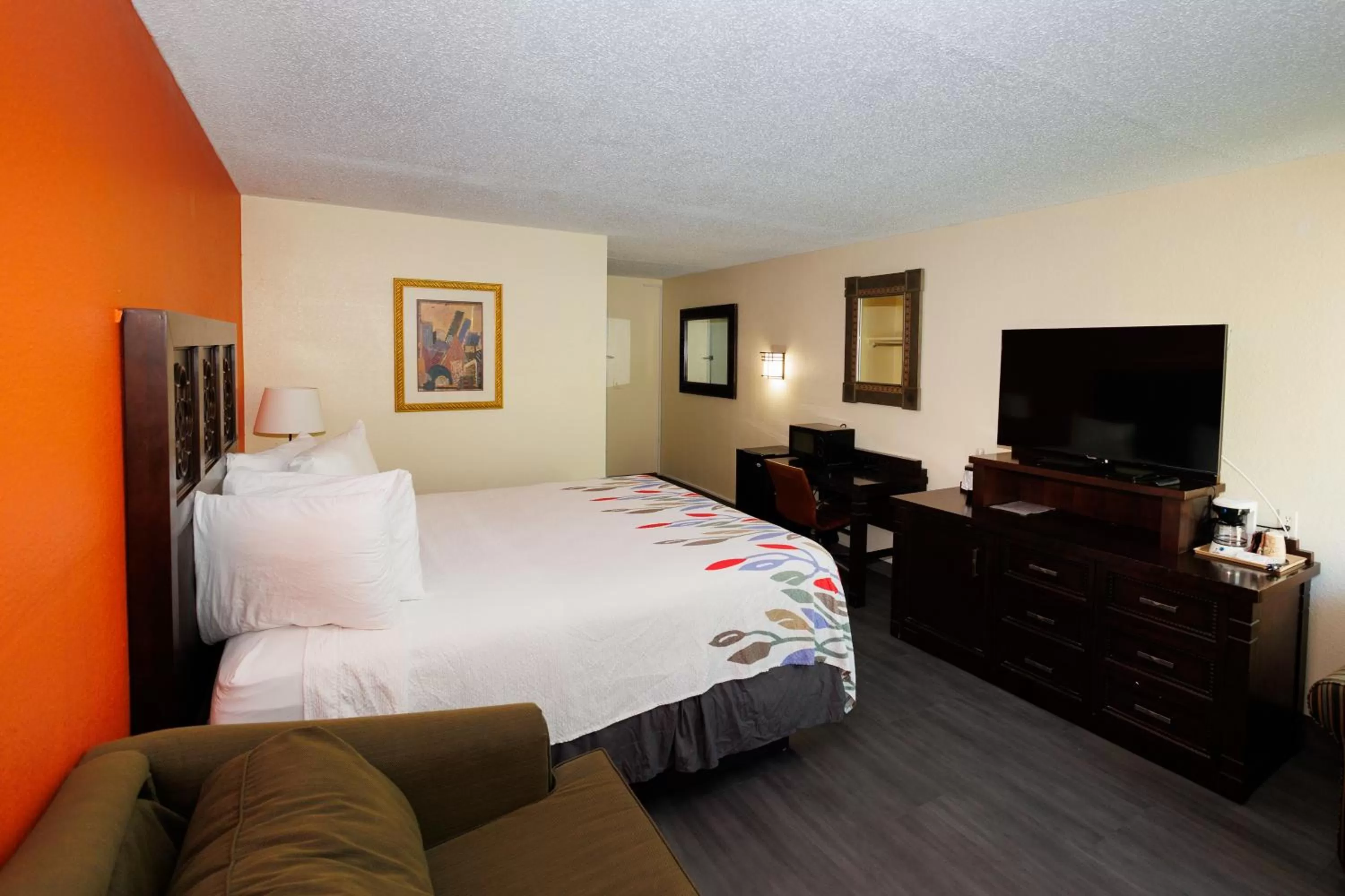 Bedroom, Bed in Garnet Inn & Suites, Orlando