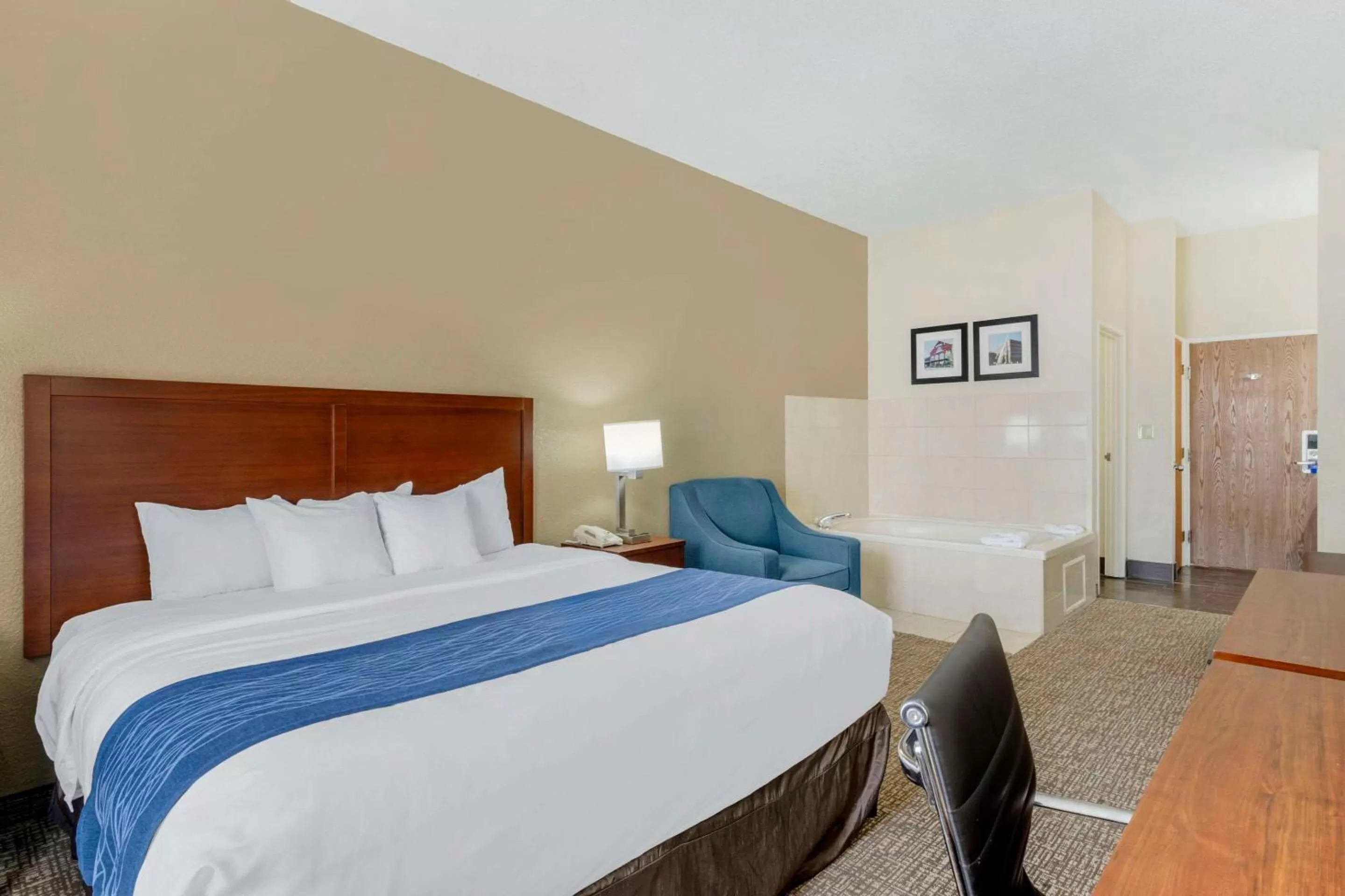 Bedroom, Bed in Comfort Inn & Suites La Grange - Louisville Area
