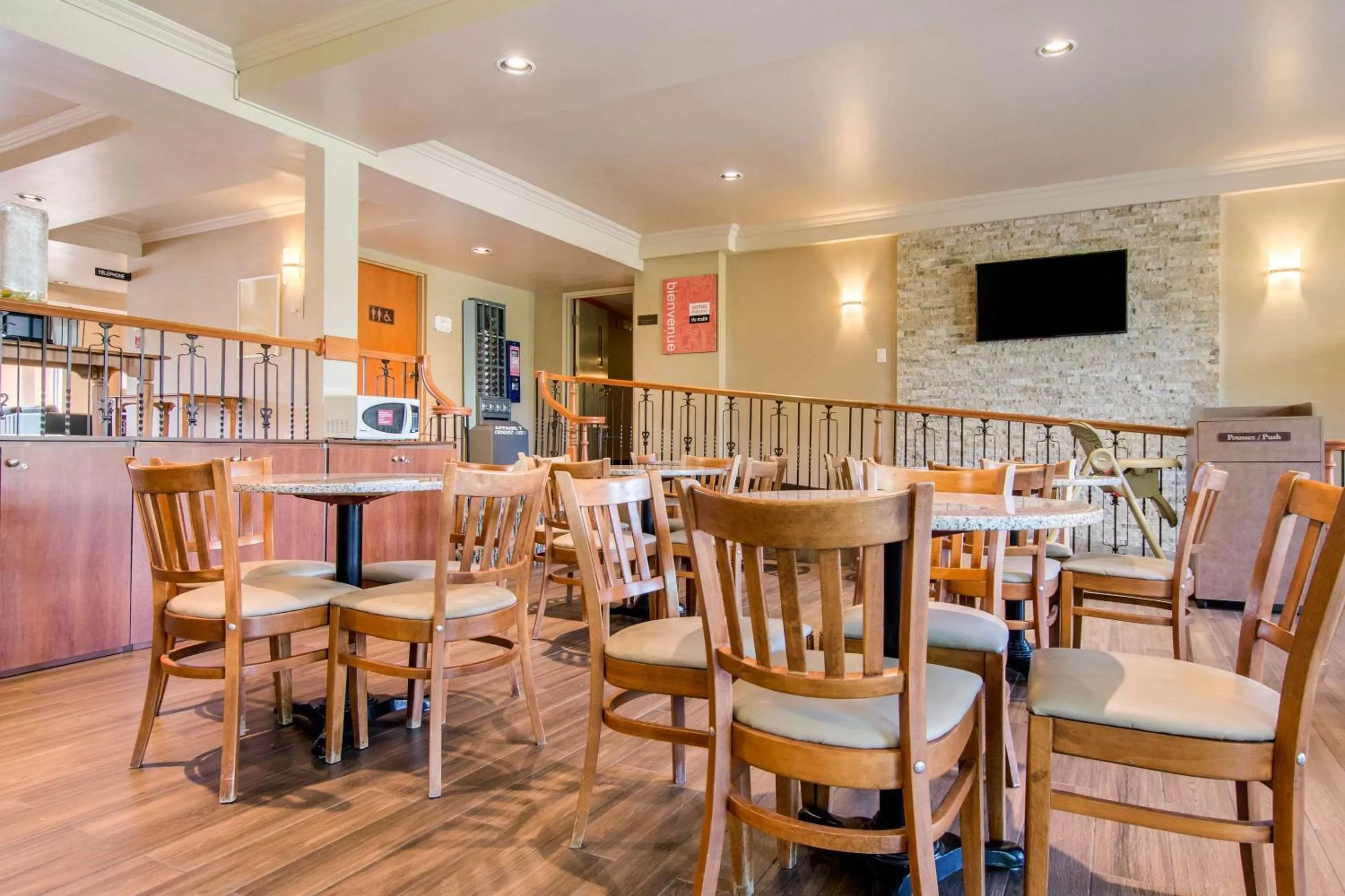 Restaurant/places to eat in Comfort Inn & Suites Shawinigan