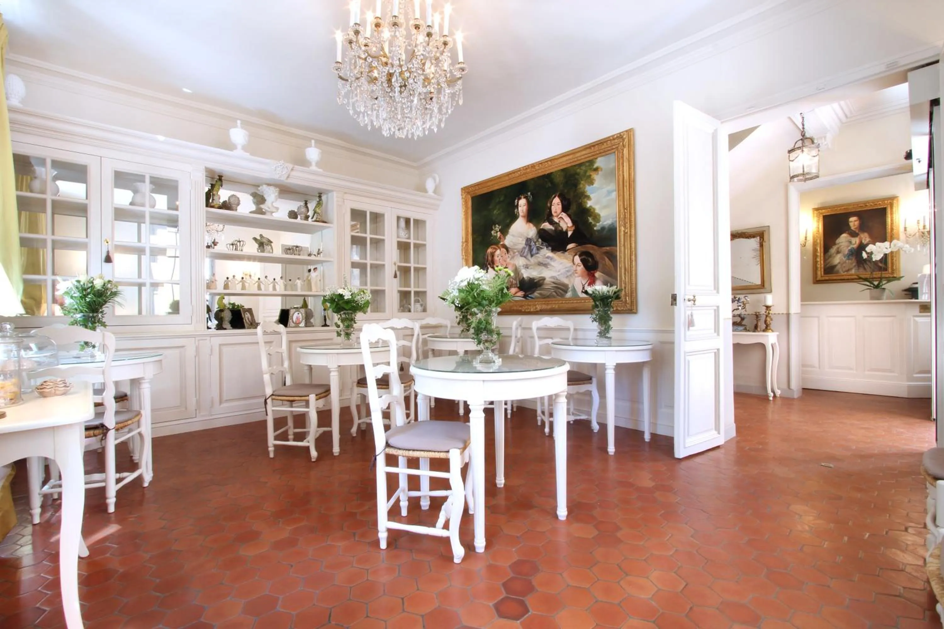 Restaurant/places to eat in Les Quatre Dauphins