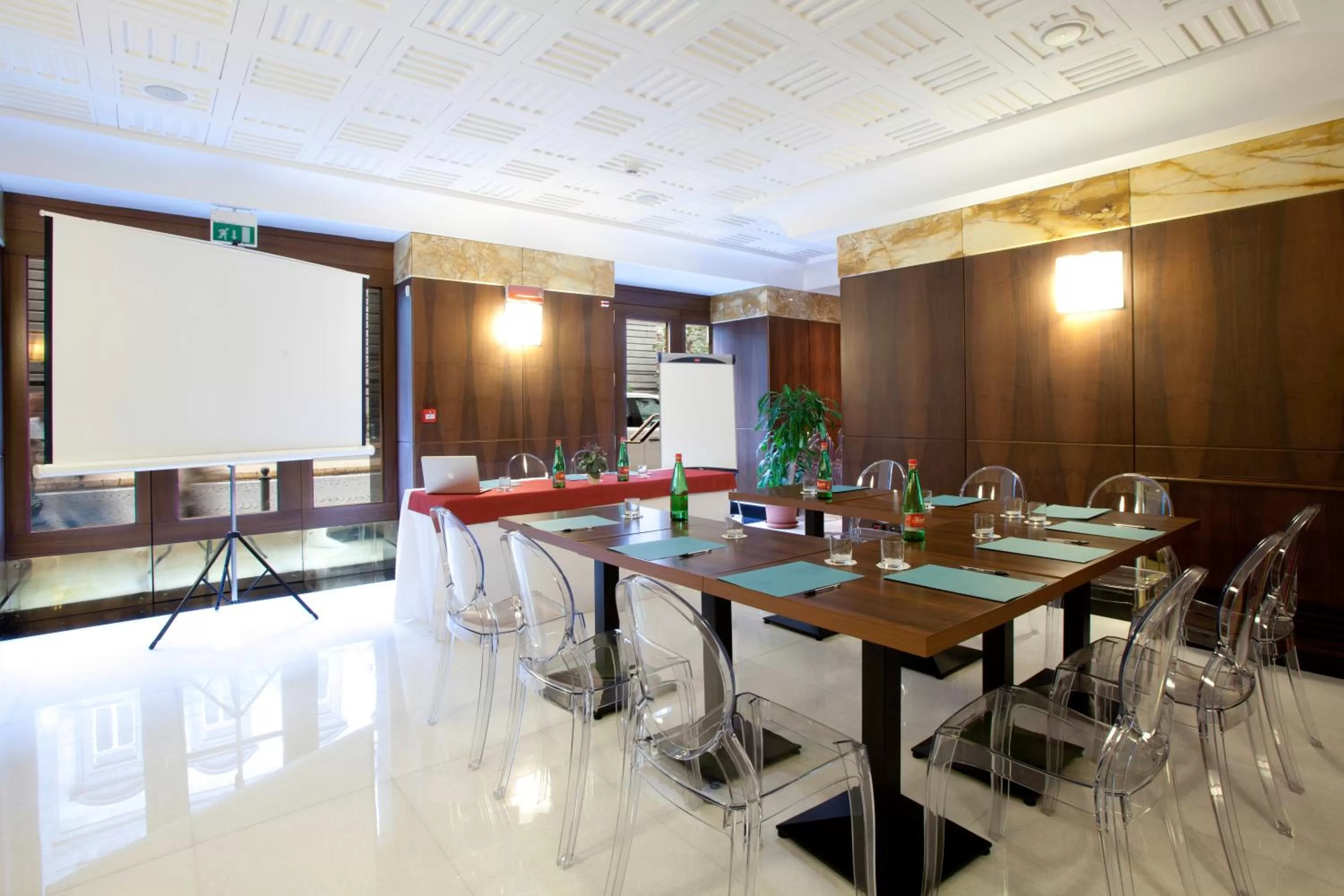 Business facilities in Hotel Naples