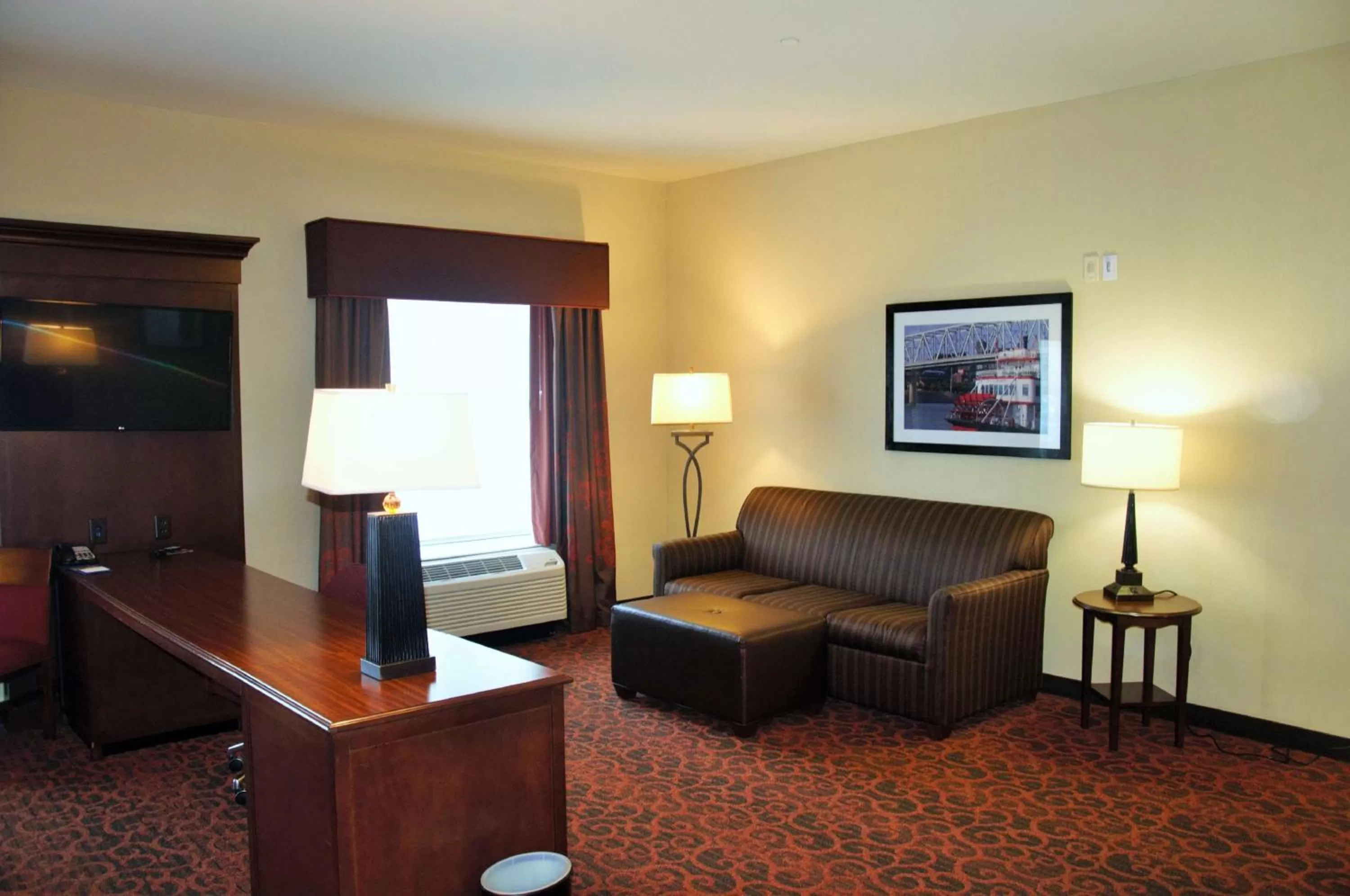 Bedroom in Hampton Inn & Suites Cincinnati / Uptown - University Area