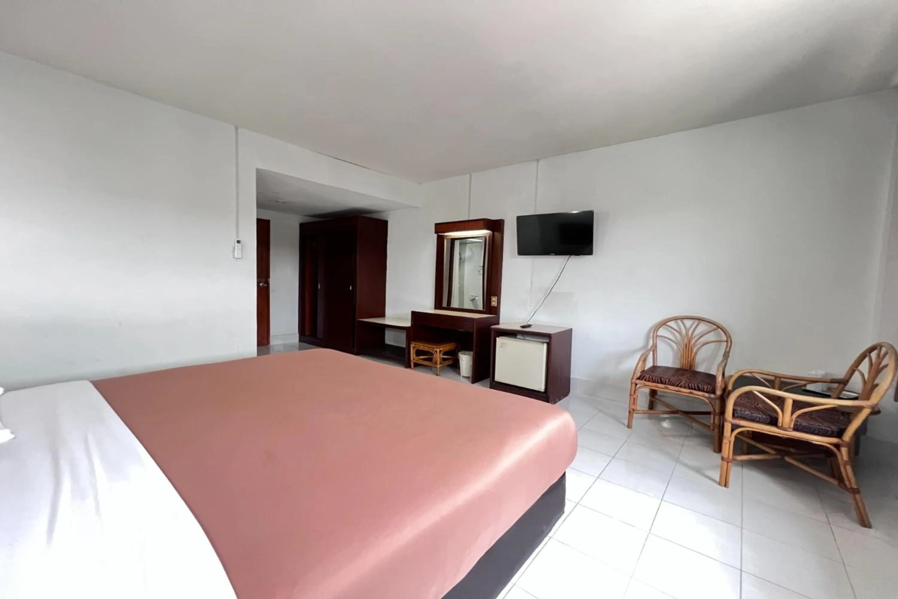 Photo of the whole room, Bed in Pure Phuket Residence