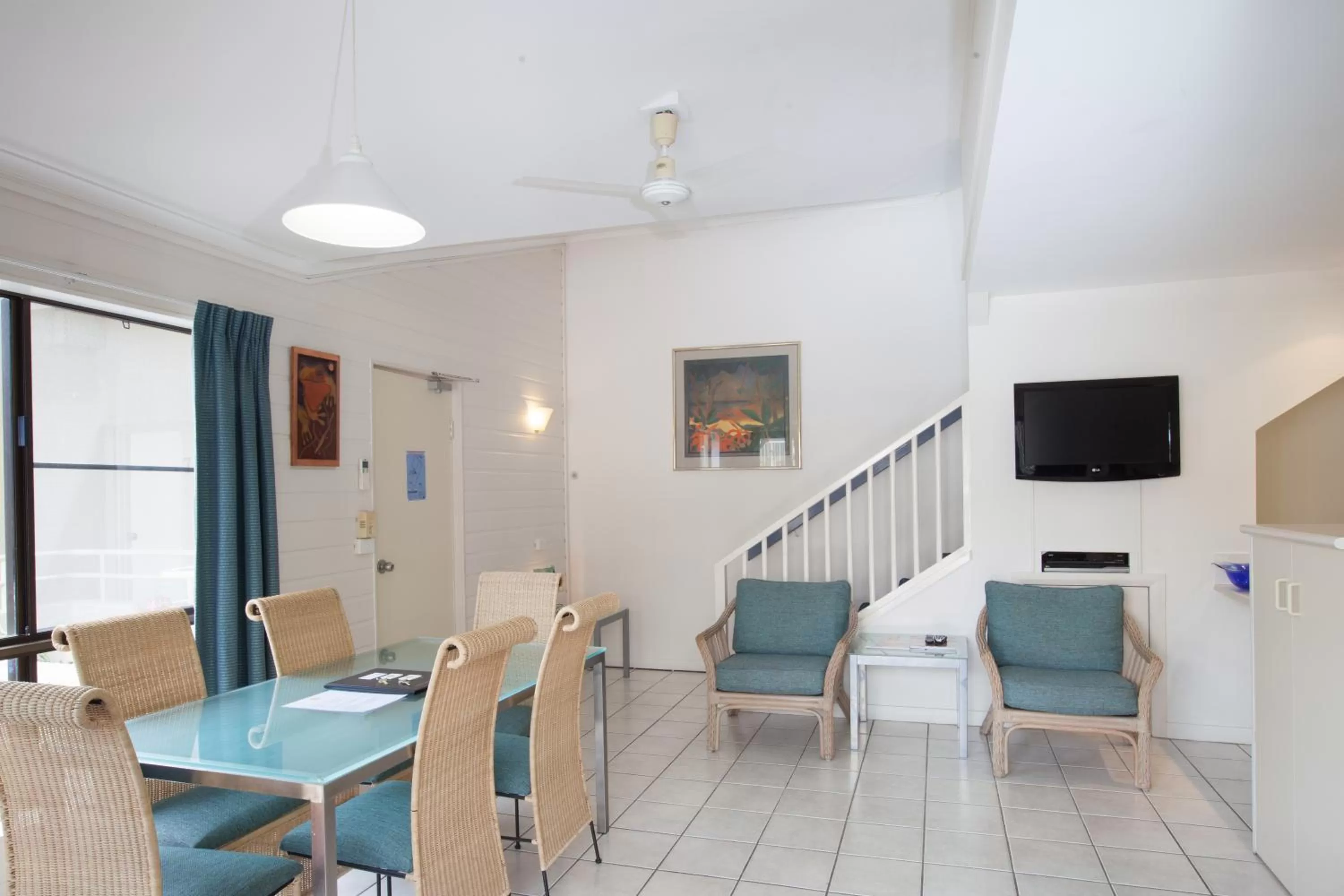 Dining area in Driftwood Mantaray - Official Onsite Reception and Check In