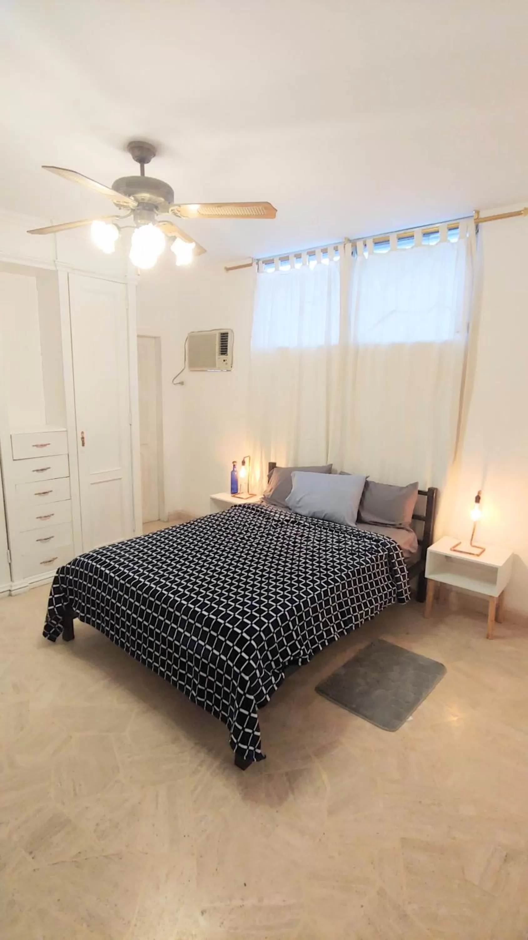 Photo of the whole room, Bed in Pepe's House Guayaquil I Self Check-In MicroHotel