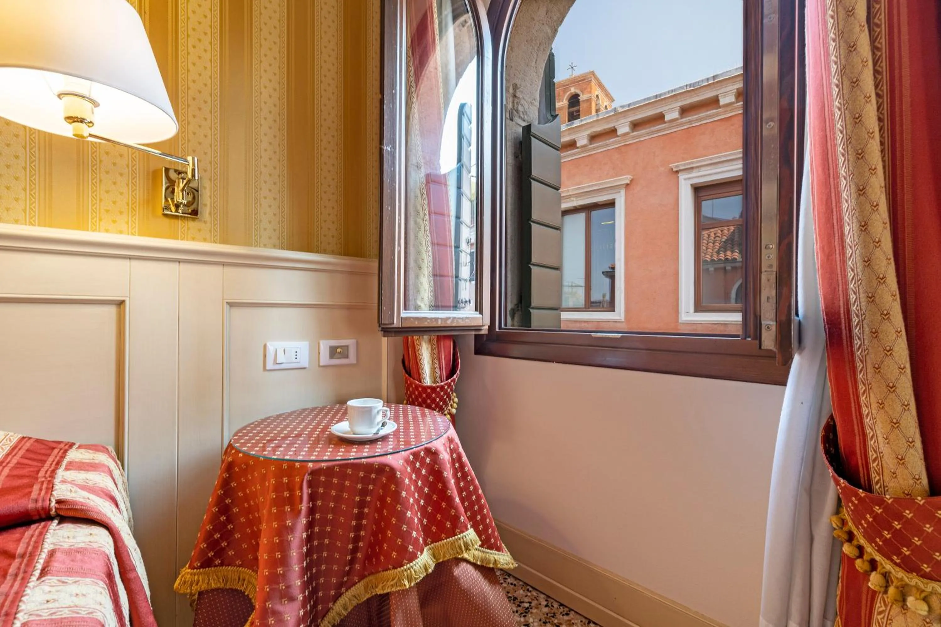 View (from property/room), Bed in Hotel Bella Venezia