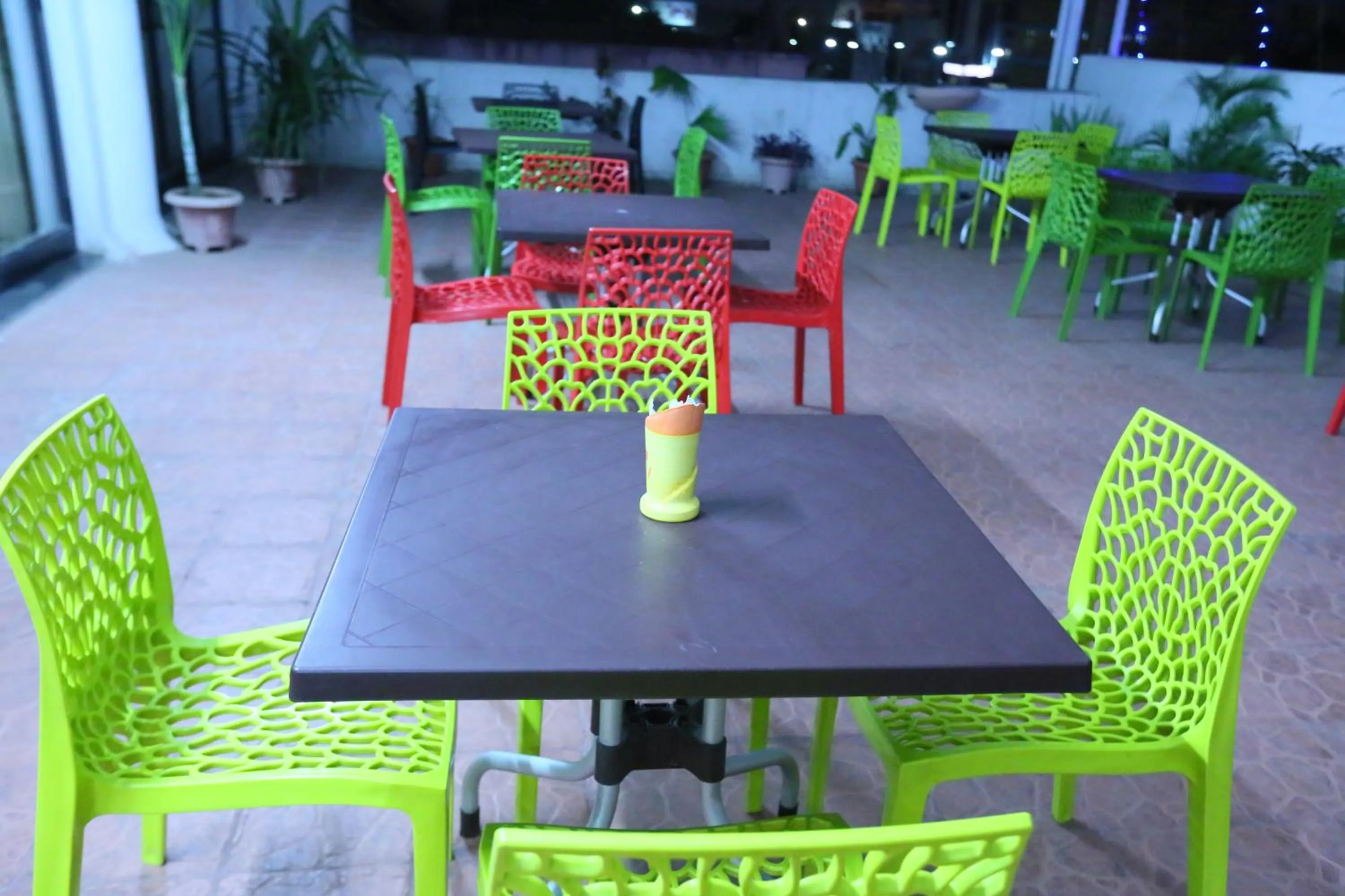 Restaurant/places to eat in Hotel Girnar