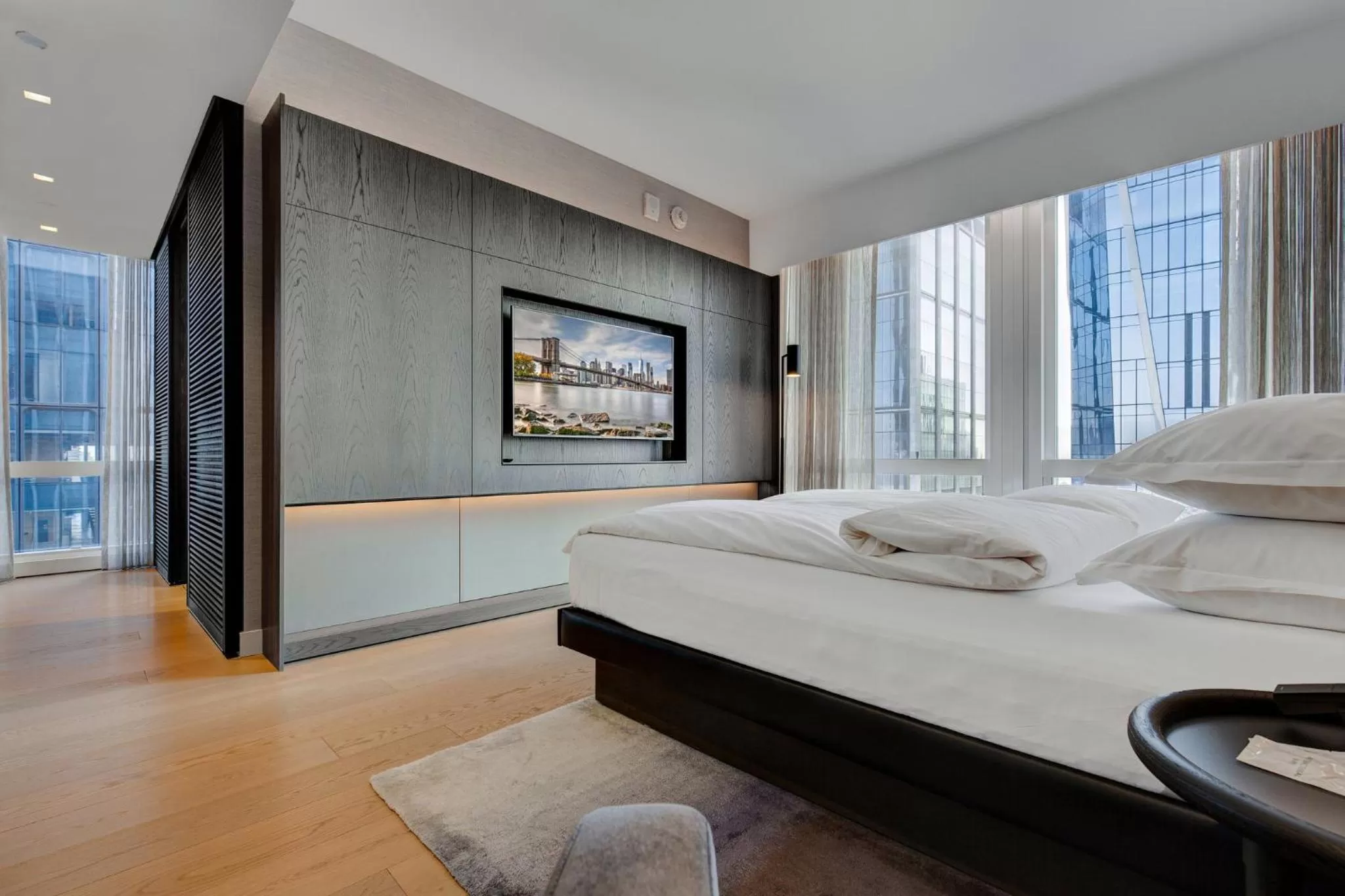 Photo of the whole room, Bed in Equinox Hotel New York