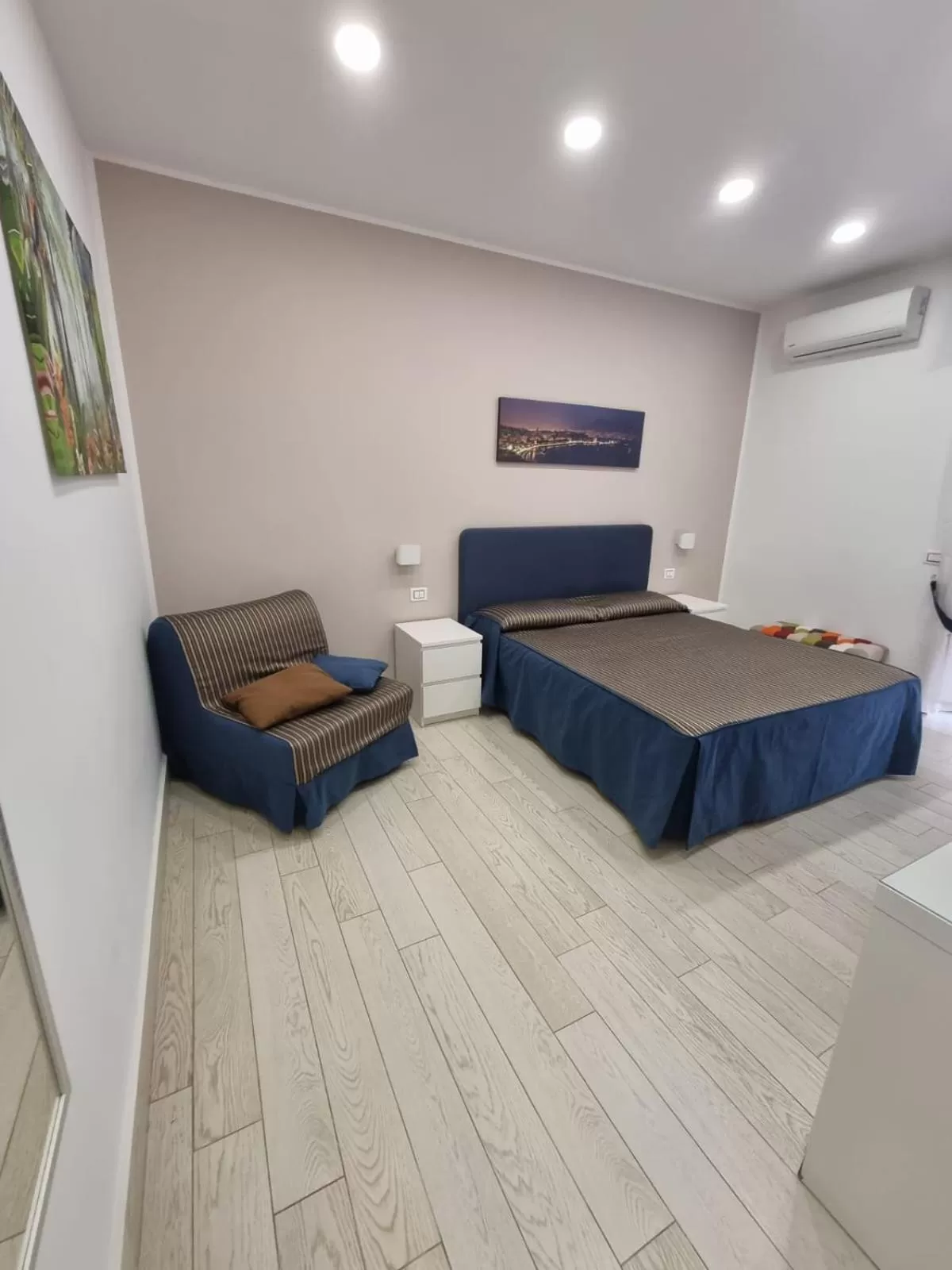 Bedroom, Bed in Municipio sea