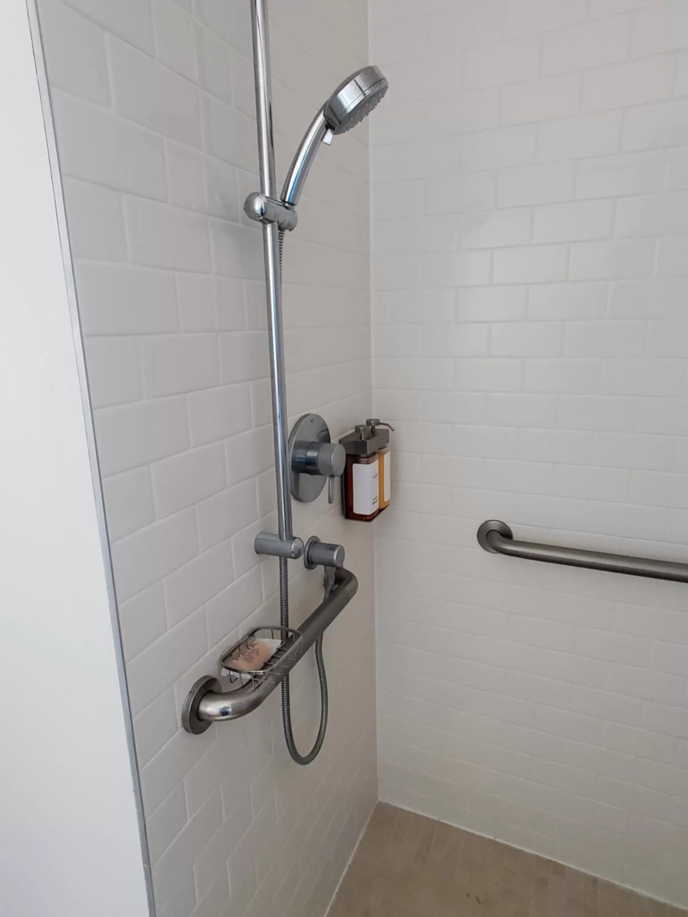 Shower, Bathroom in Moonstone Beach Motel