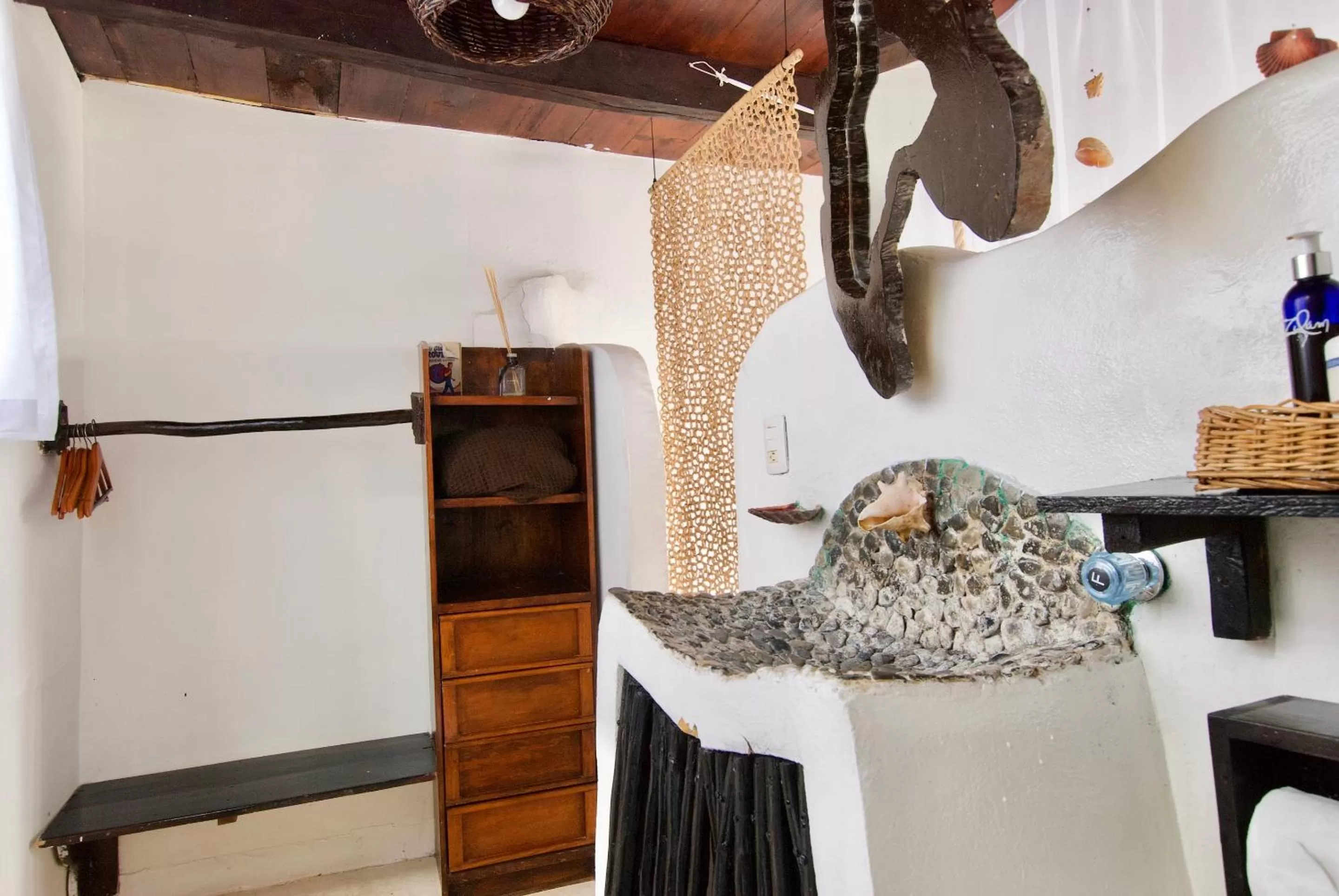 Bathroom, Kitchen/Kitchenette in Hotel Zulum