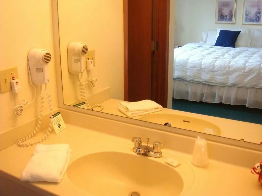 Bed in Americas Best Value Inn & Suites - Bluffton