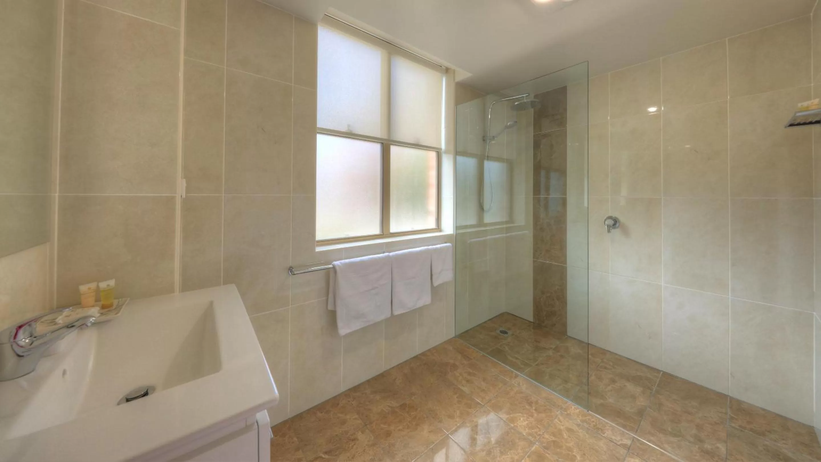 Bathroom in Heritage River Motor Inn