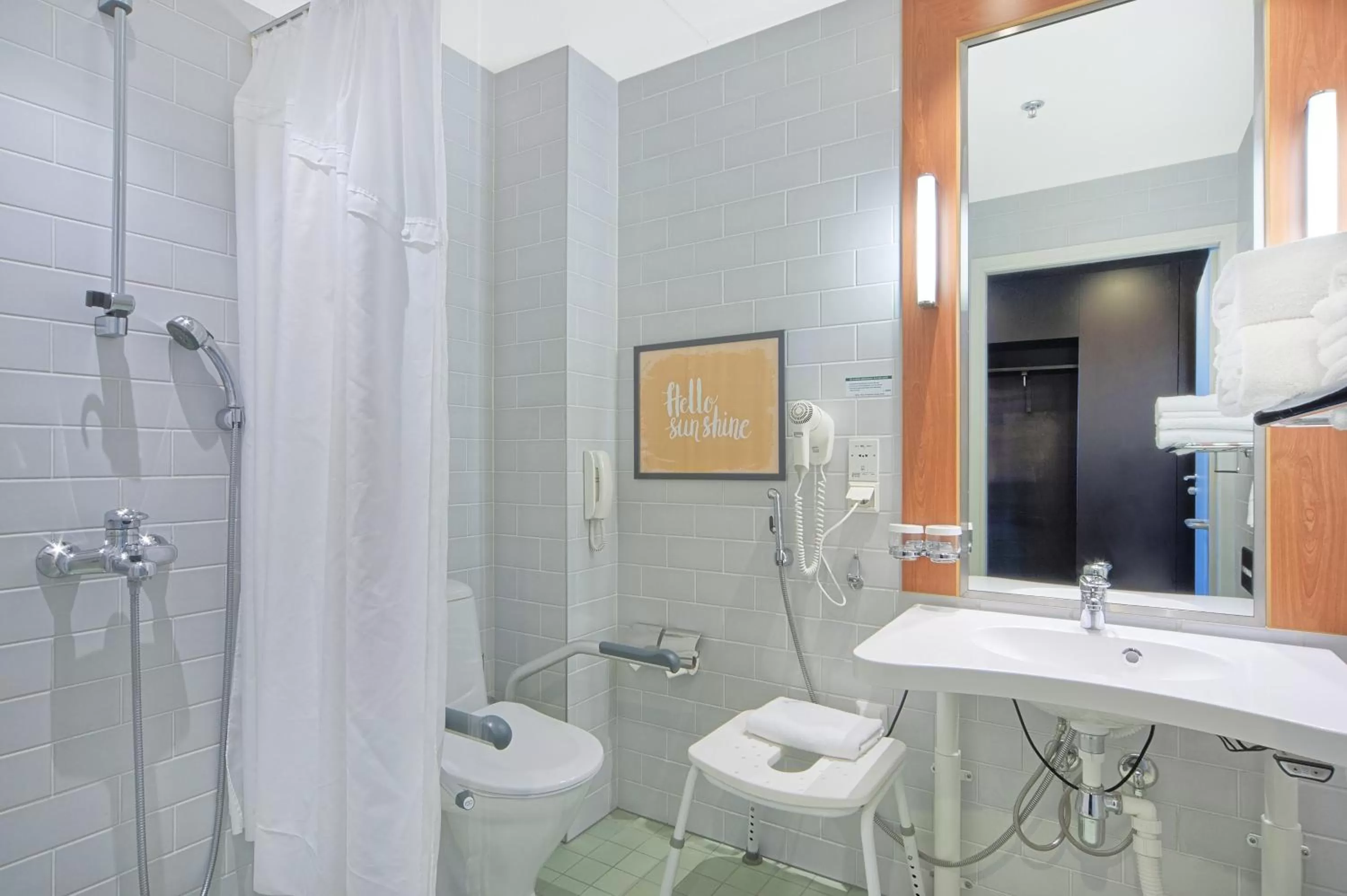 Queen Room - Disability Access in Holiday Inn Helsinki West - Ruoholahti, an IHG Hotel