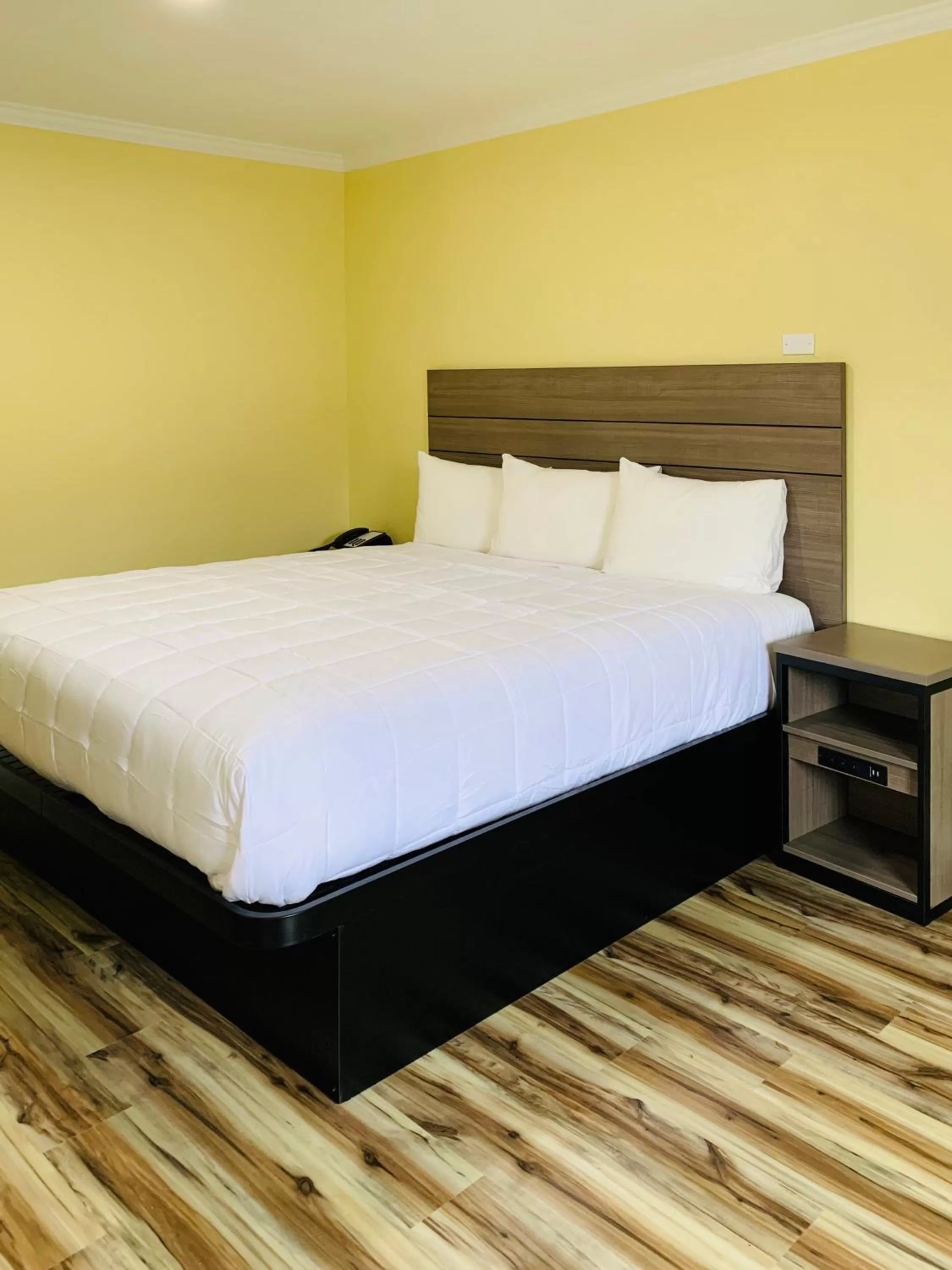 Other, Bed in Central Coast Inn Cayucos