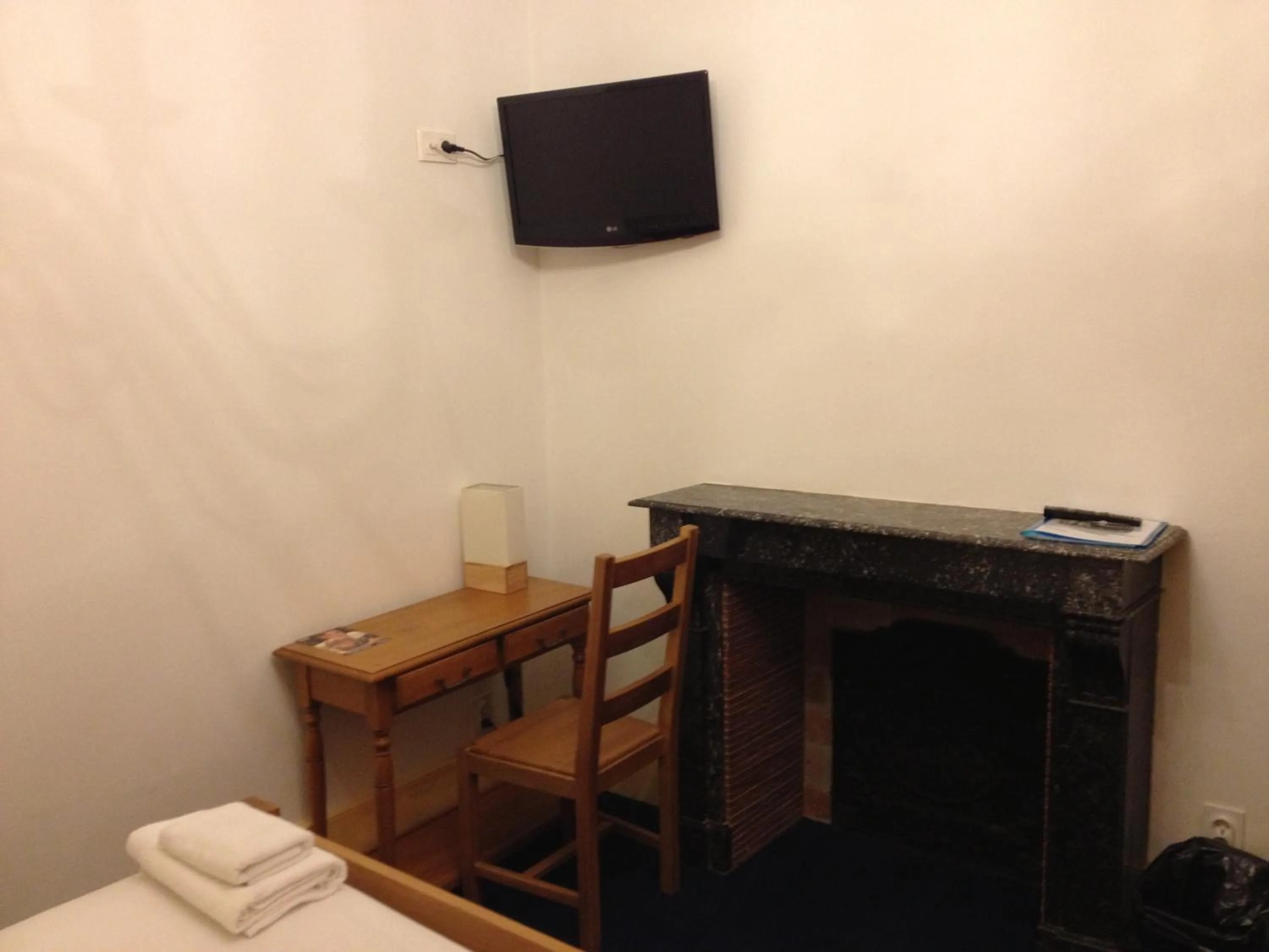 TV and multimedia in Hotel Couleurs Sud Centre-ville Gare Charleville-Mézières