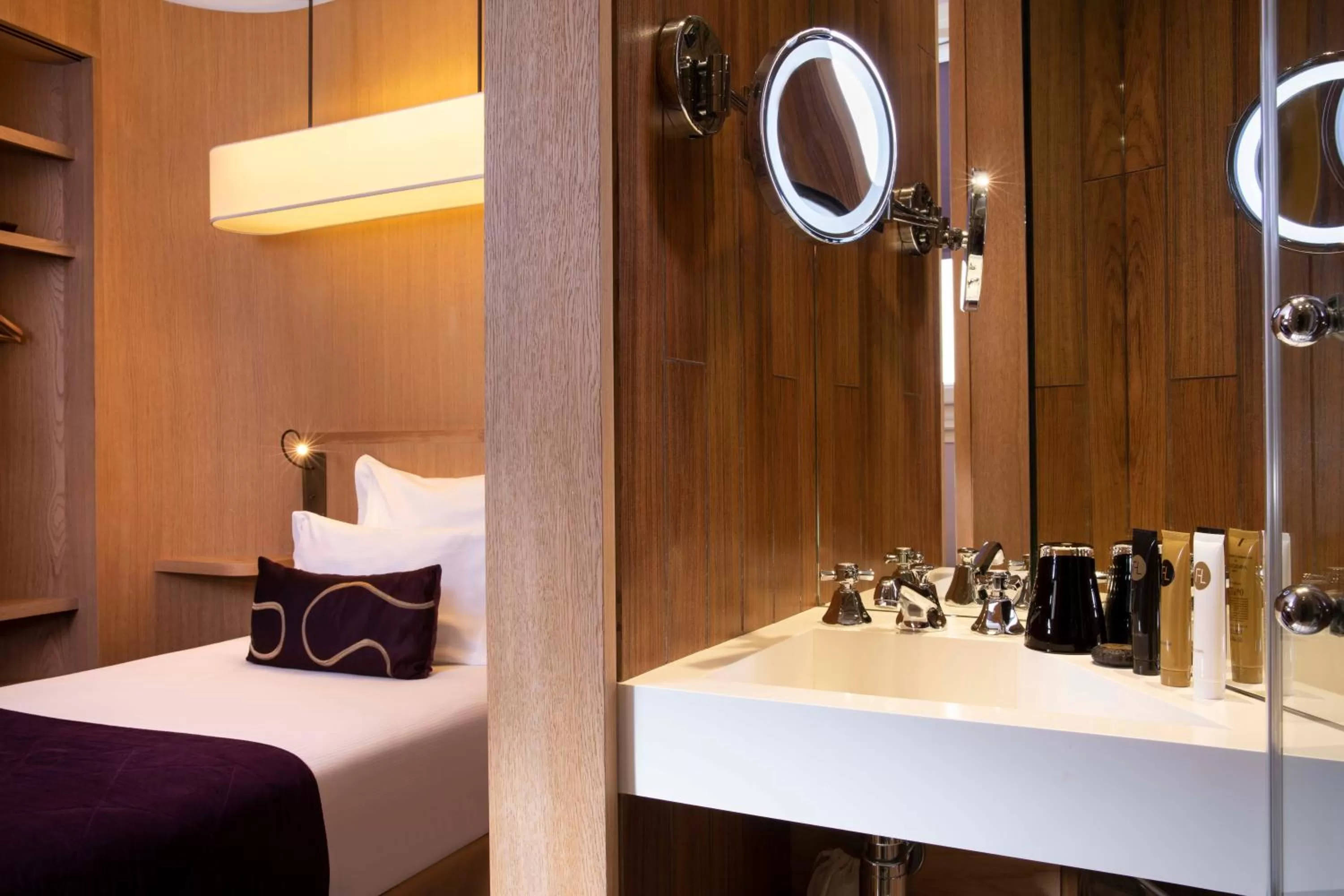 Bathroom, Bed in Hotel Maison FL