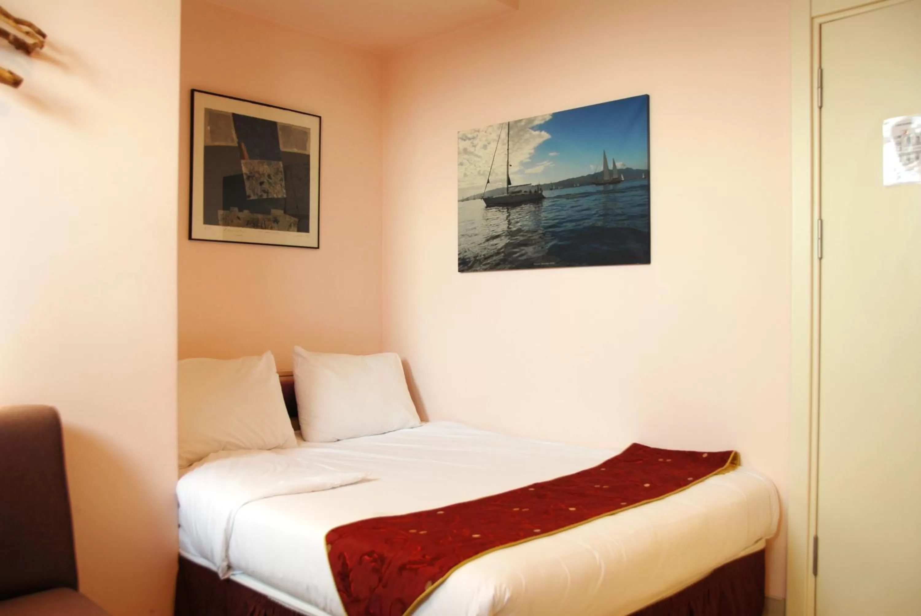 Photo of the whole room, Bed in Han Hotel