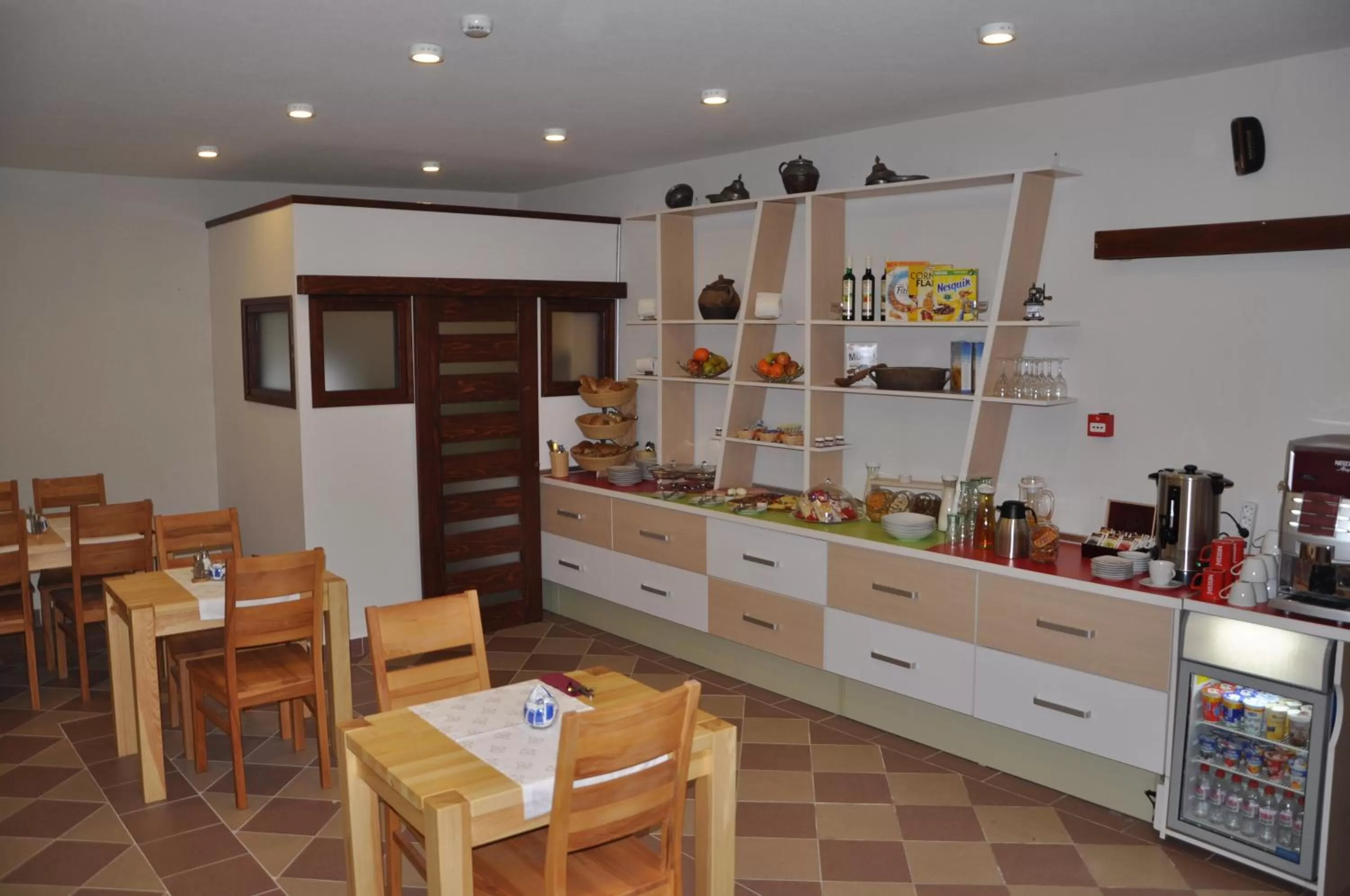 Restaurant/places to eat in Hotel Noble