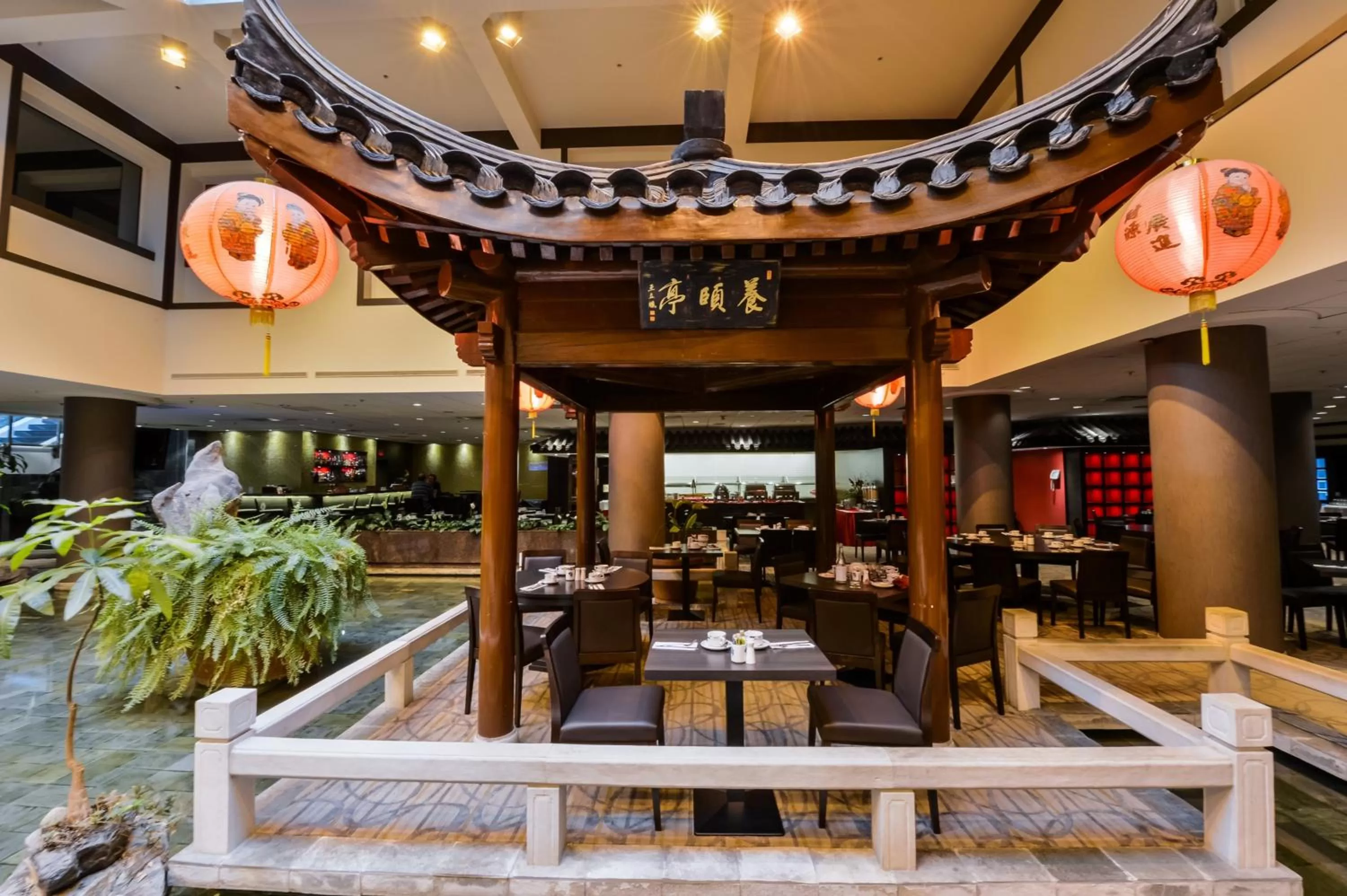 Restaurant/places to eat in Holiday Inn Montreal Centre Ville Downtown by IHG