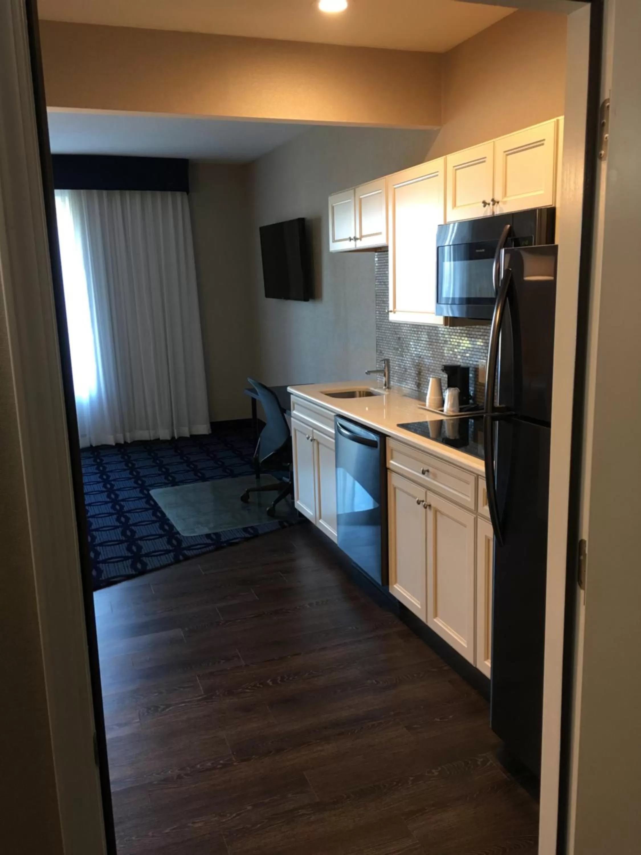 Kitchen or kitchenette in Riverside inn hannibal