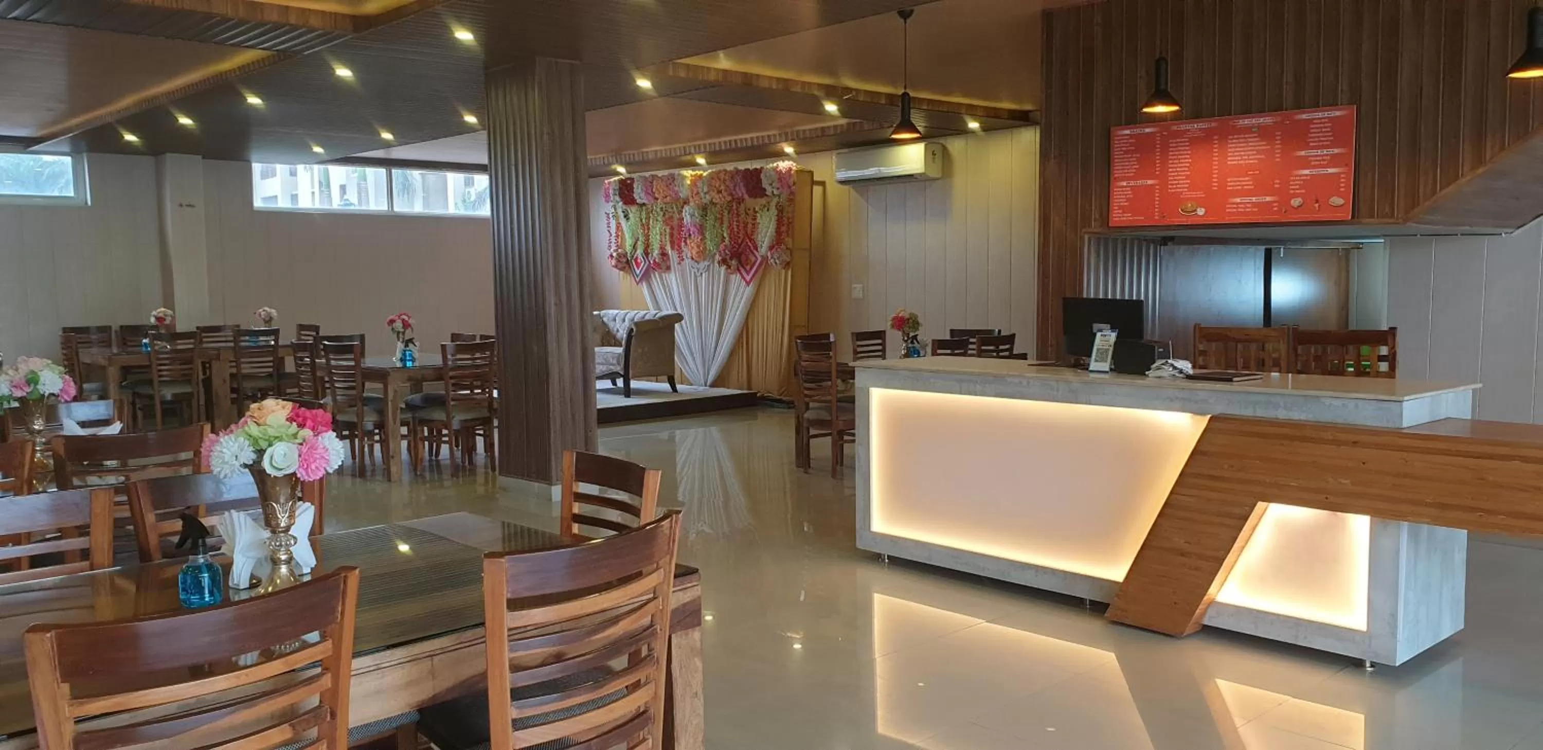 Restaurant/places to eat in Maple Leaf Hotel