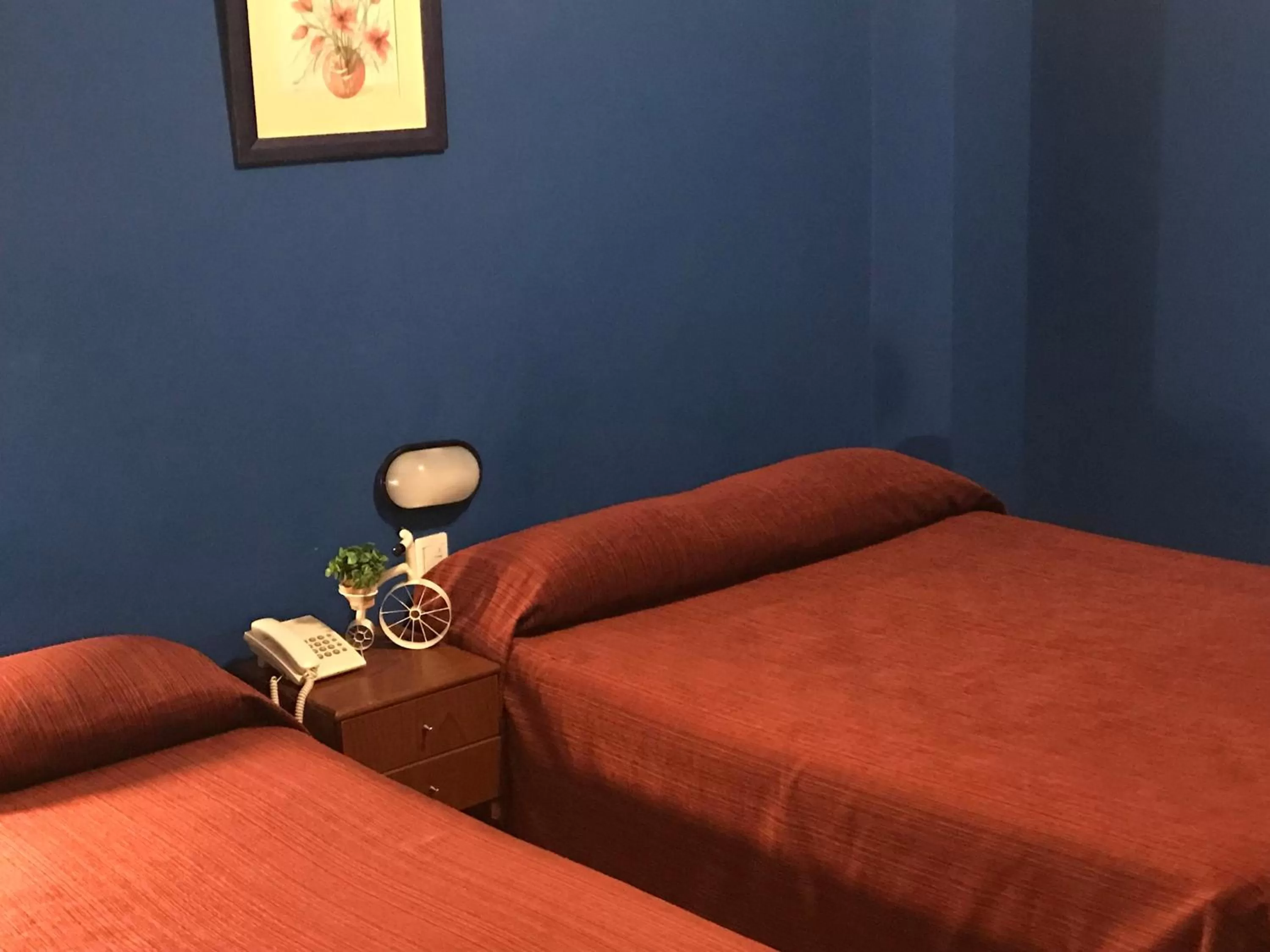 Photo of the whole room, Bed in Hotel Alcazar