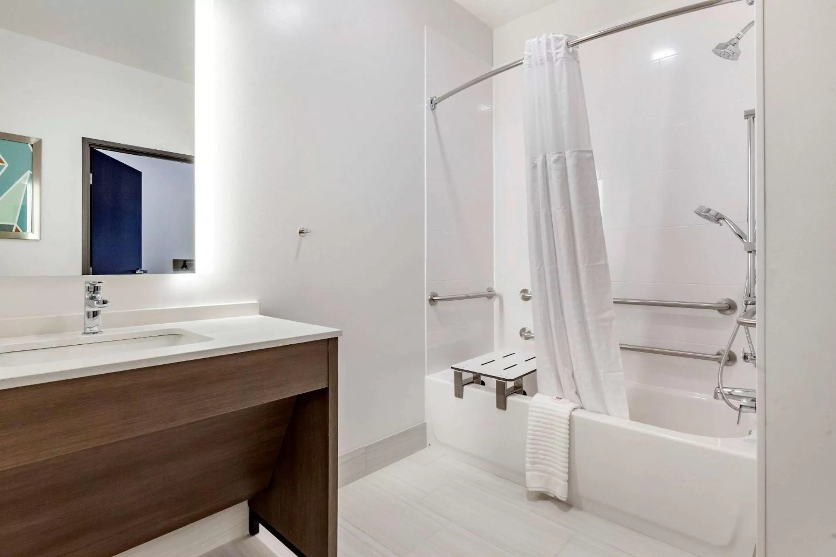 Photo of the whole room in Comfort Suites Cottage Grove-Madison