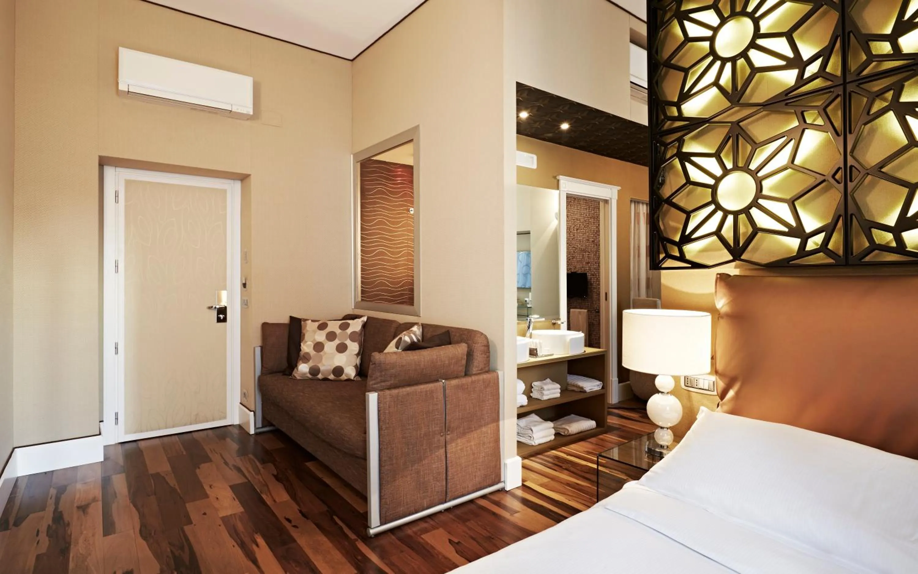 Bedroom, Seating Area in Spagna Royal Suite