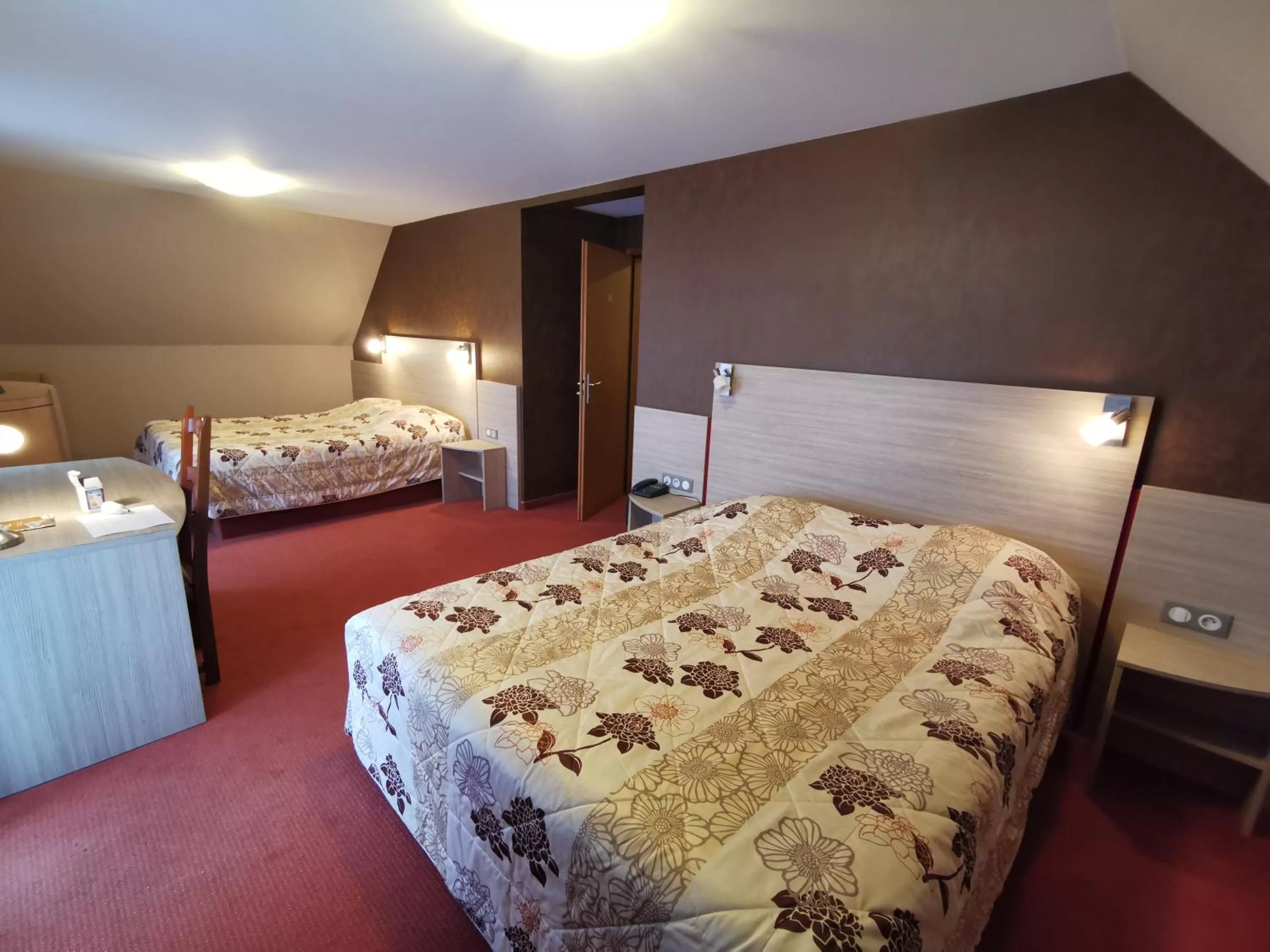 Bed in Hotel Restaurant Au Parc des Cigognes