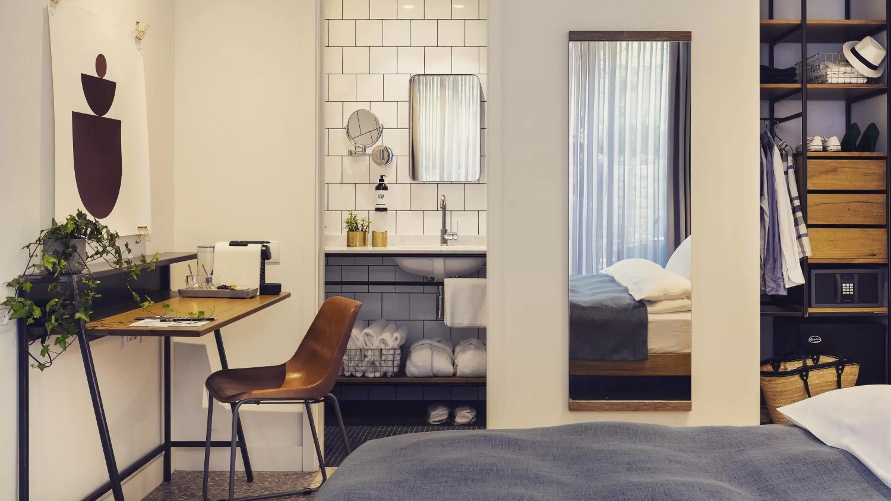 Seating area, Bed in The Saul