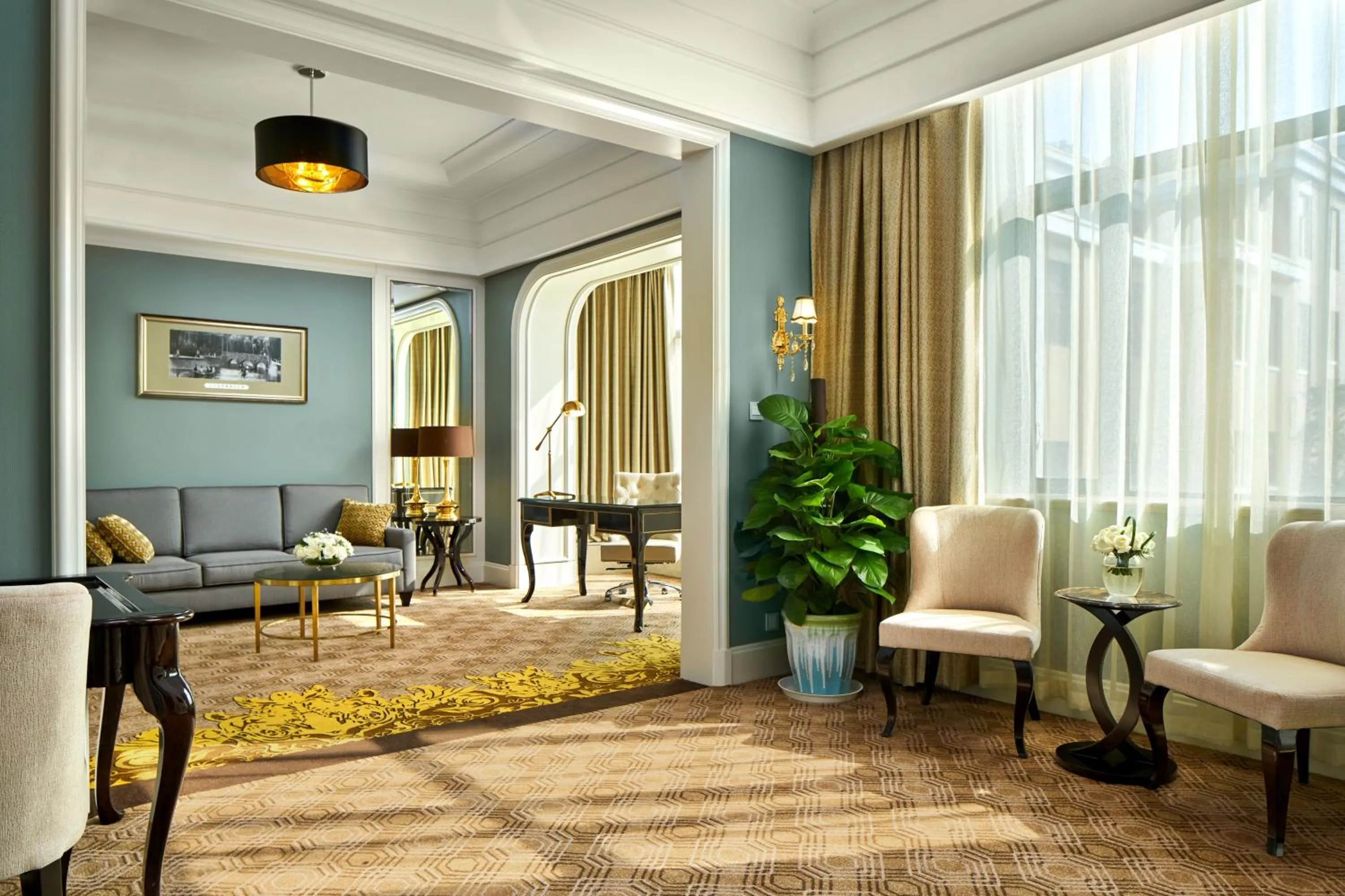 Photo of the whole room in Crowne Plaza Zhengzhou by IHG