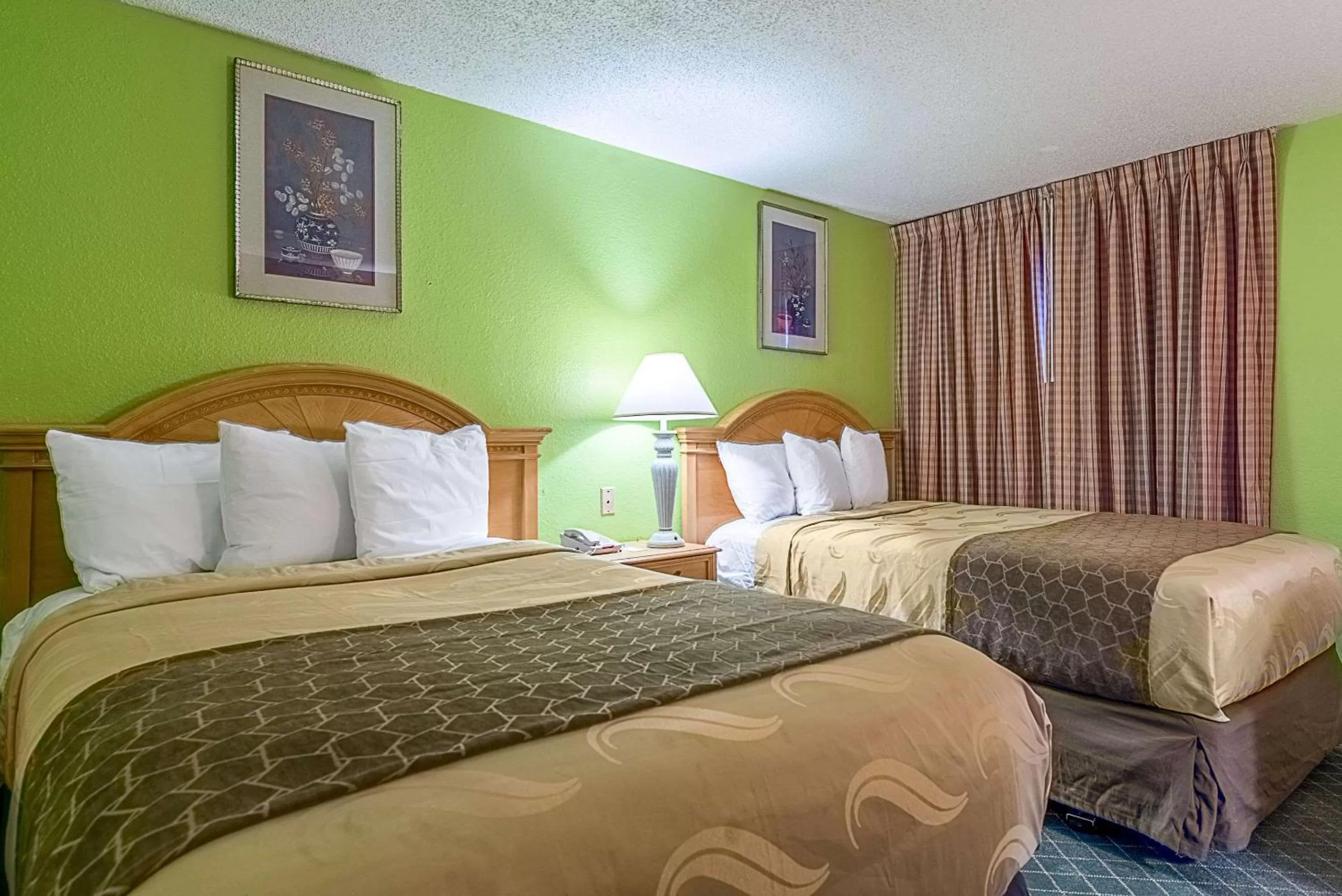 Photo of the whole room, Bed in Highway Inn