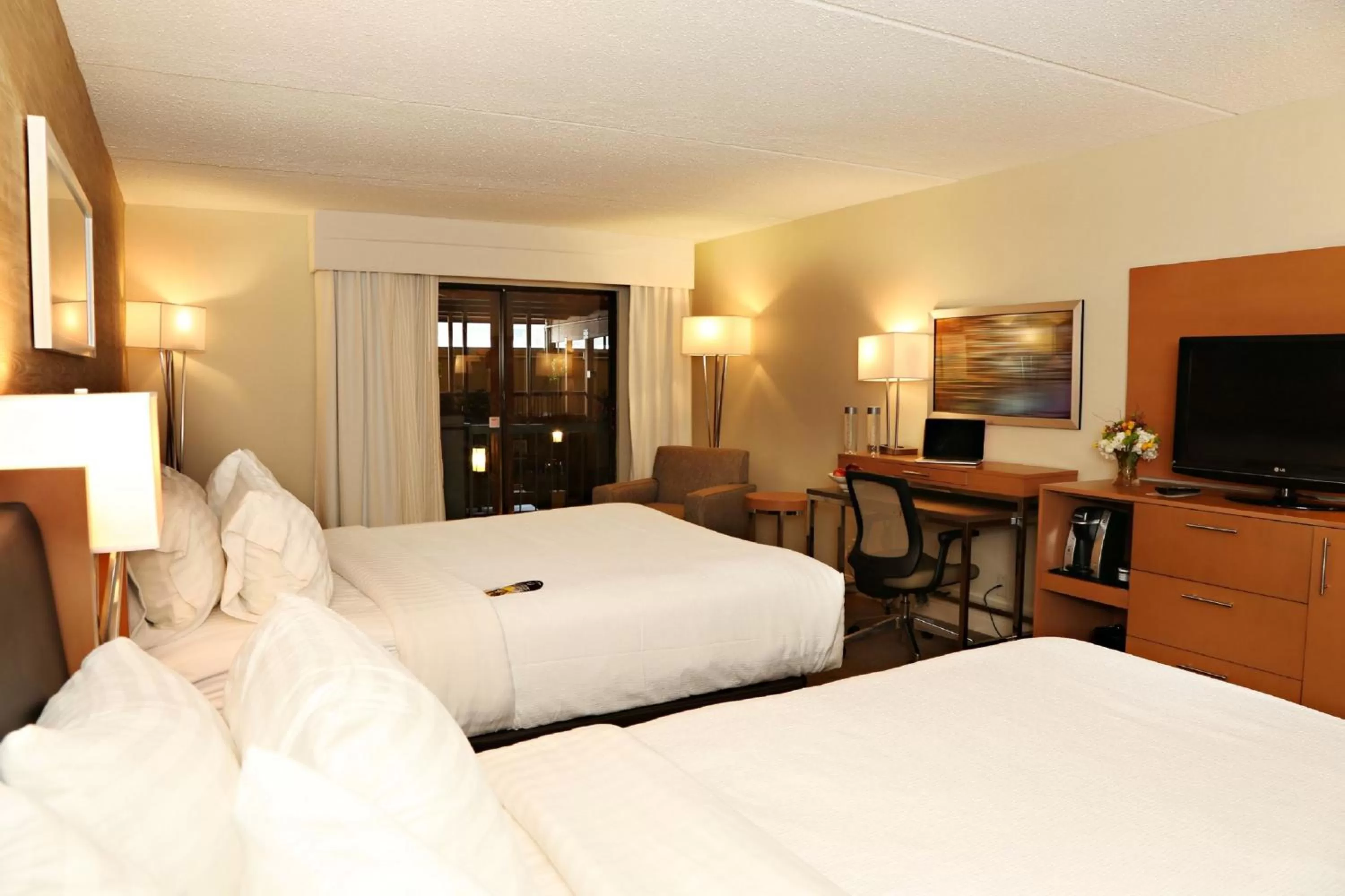 Photo of the whole room, Bed in enVision Hotel & Conference Center Mansfield-Foxboro